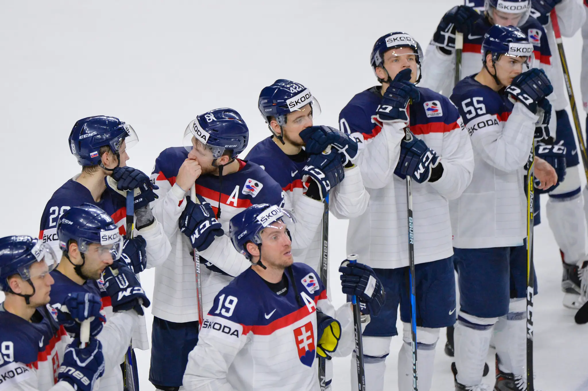 Sklamaní slovenskí hokejisti po prehre s Ruskom na MS 2017.