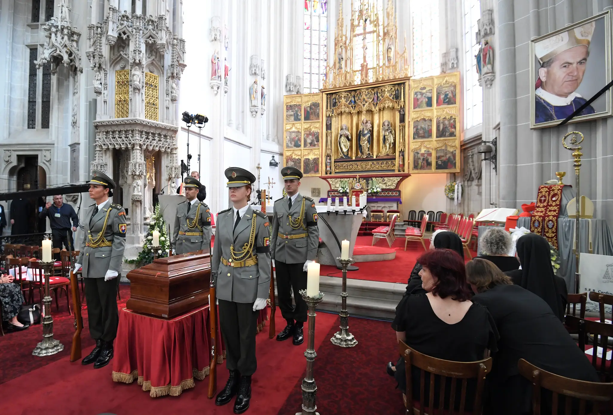 Snímka z pohrebnej svätej omše a rozlúčky so zosnulým slovenským kardinálom Jozefom Tomkom