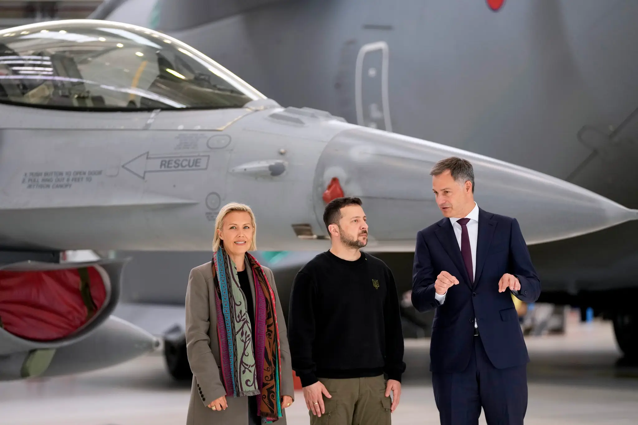 Belgická ministerka obrany Ludivine Dedonderová a premiér Alexander De Croo s ukrajinským prezidentom Volodymyrom Zelenským