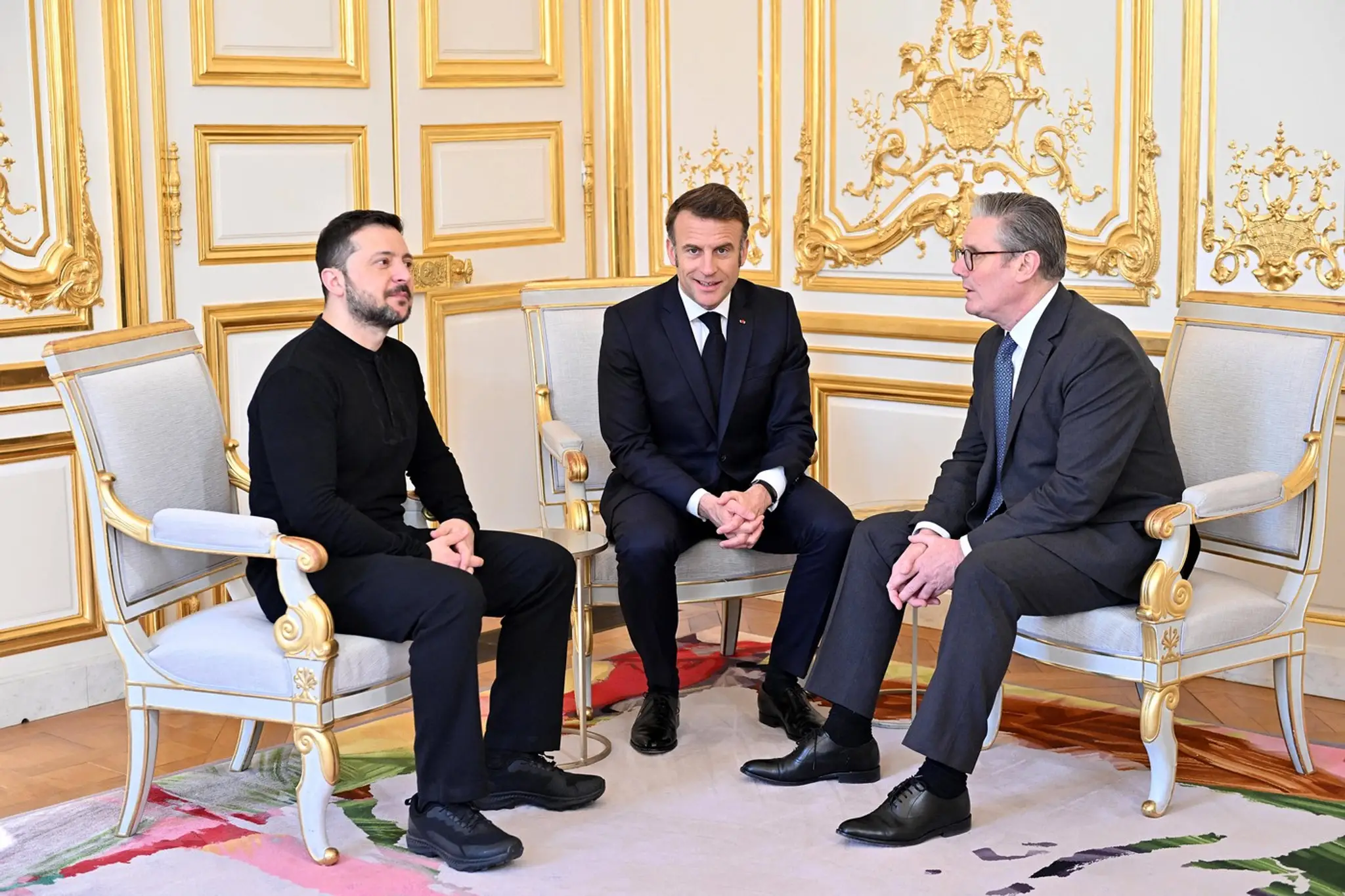 Volodymyr Zelenskyj, Emmanuel Macron a Keir Starmer.