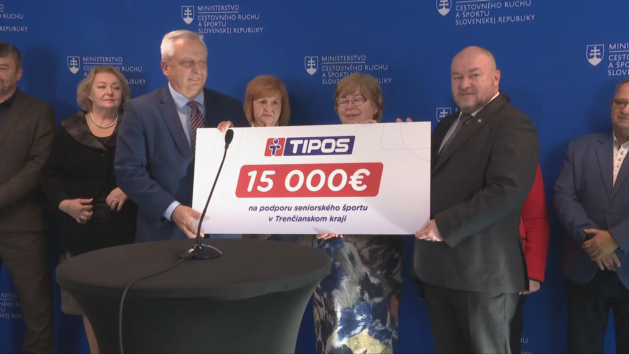 Huliak rozdal seniorom šeky