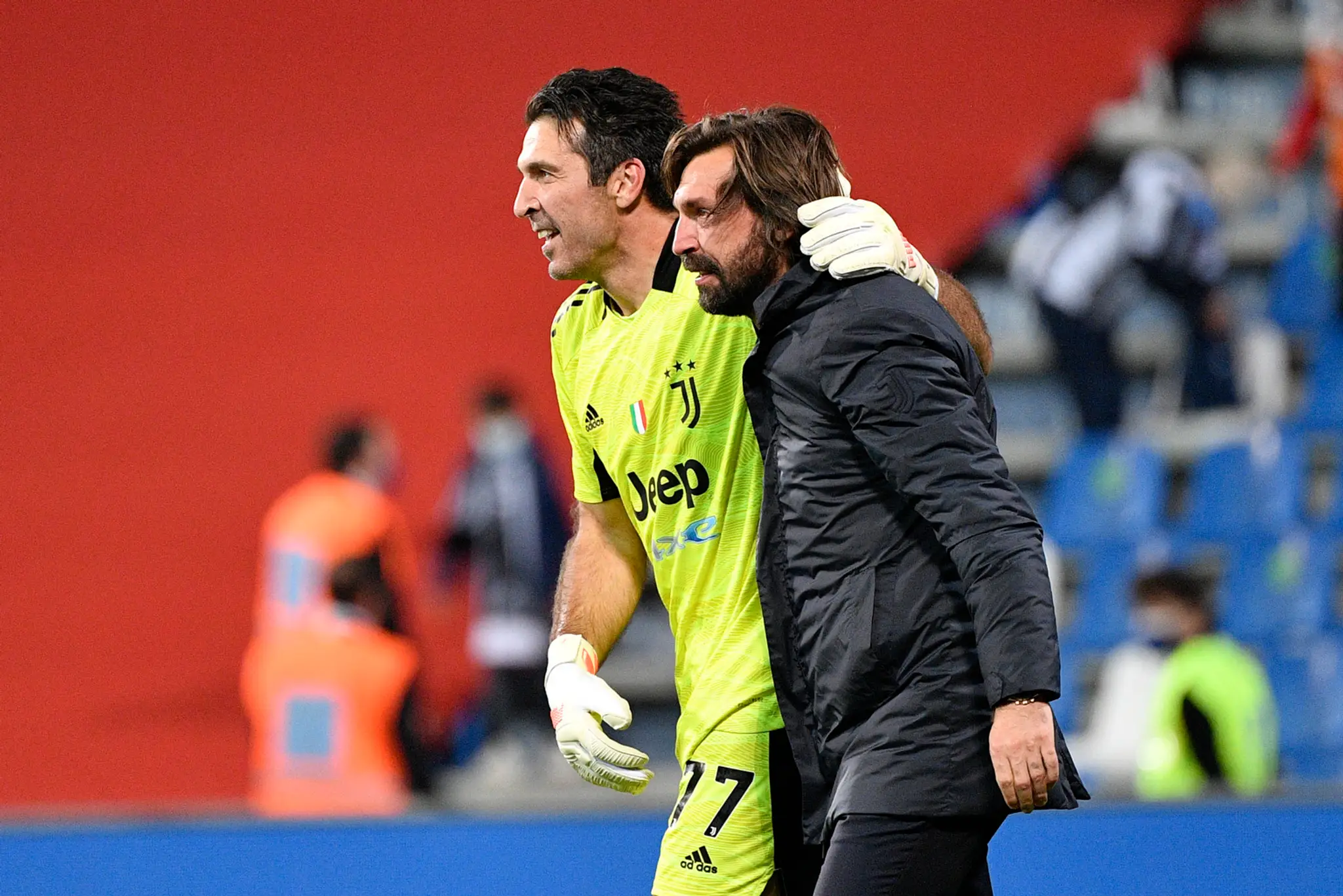 Zľava Gianluigi Buffon a kouč Juventusu Andrea Pirlo.
