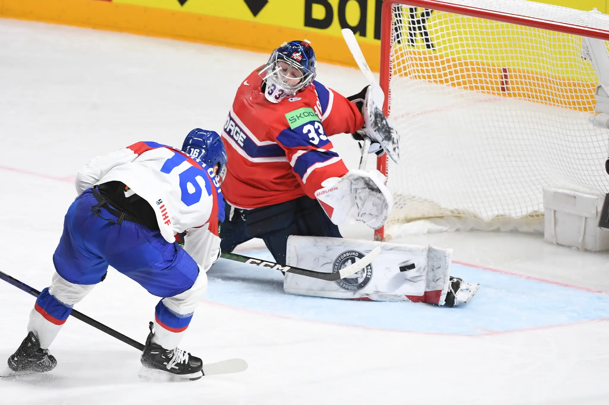 Zľava Róbert Lantoši (Slovensko) a brankár Henrik Haukeland (Nórsko) v zápase MS 2023.
