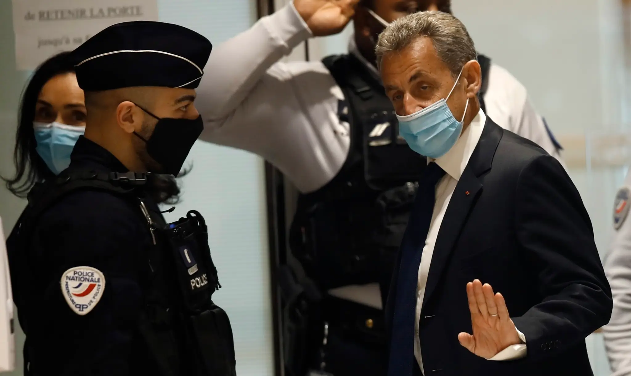 Na archívnej snímke z 1. marca 2021 bývalý francúzsky prezident Nicolas Sarkozy máva počas príchodu do súdnej siene v Paríži.