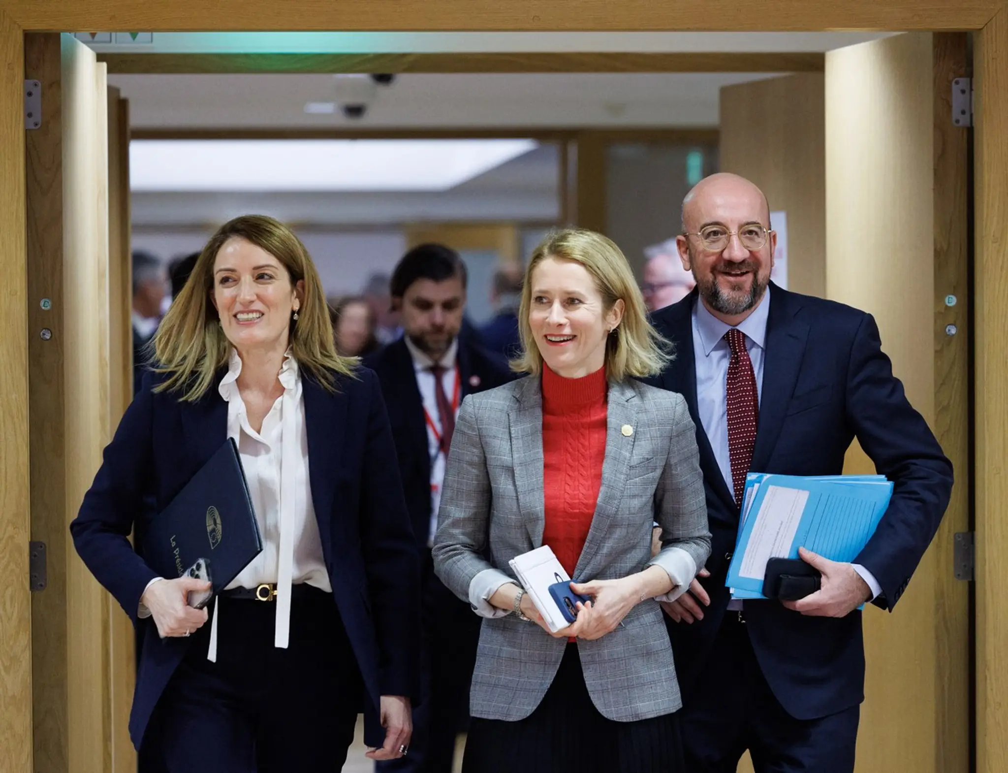 Šéfka Európskeho parlamentu Roberta Metsolová, estónska premiérka Kaja Kallasová a predseda Európskej rady Charles Michel na summite EÚ. 