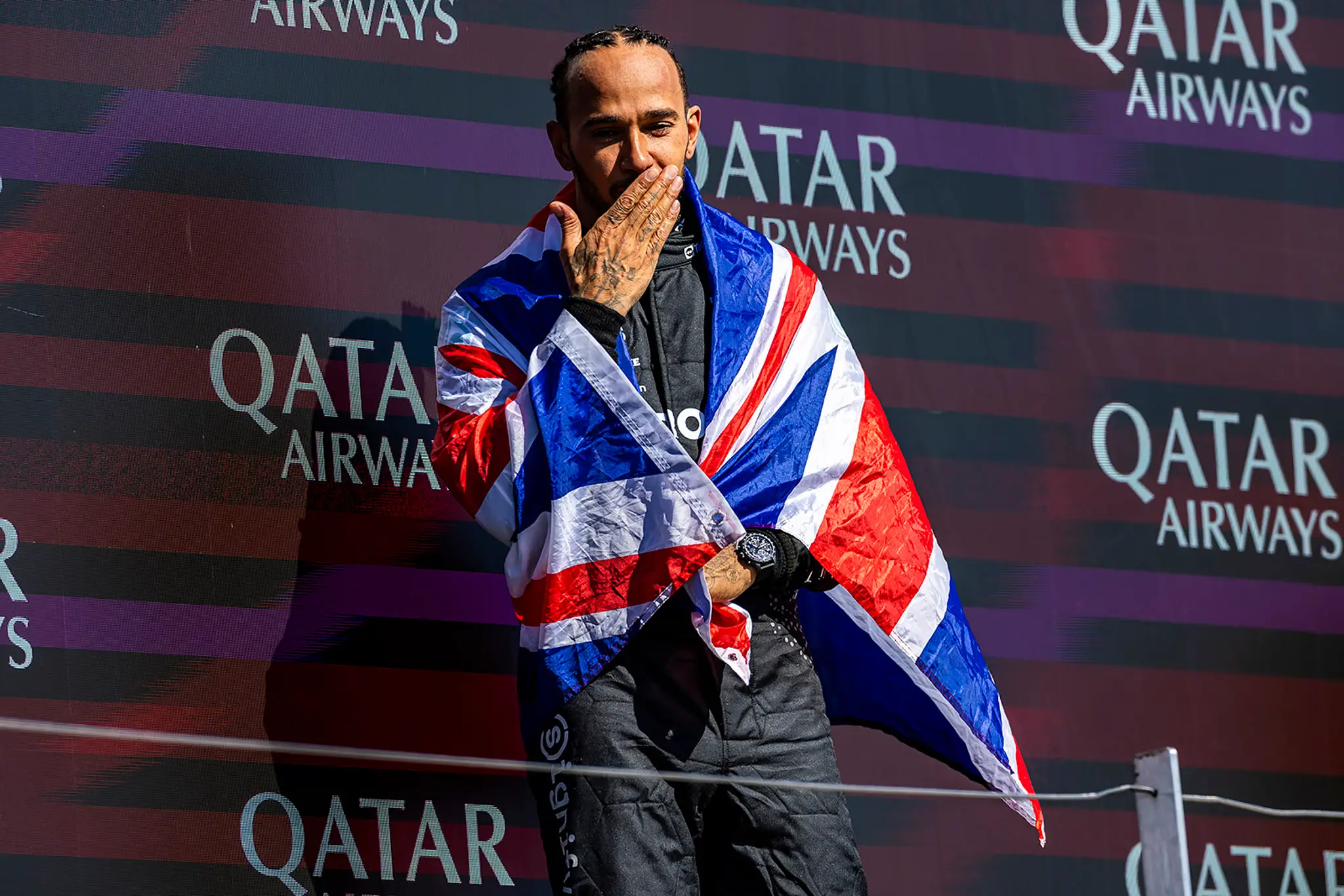 Brit Lewis Hamilton si doma užil veľkú slávu.