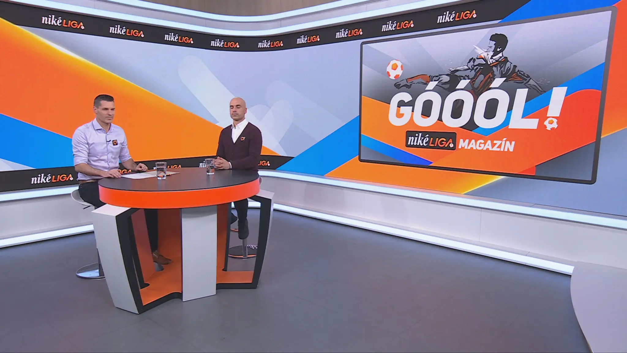 Moderátor Marián Tomčák a futbalový expert Juraj Piroska.