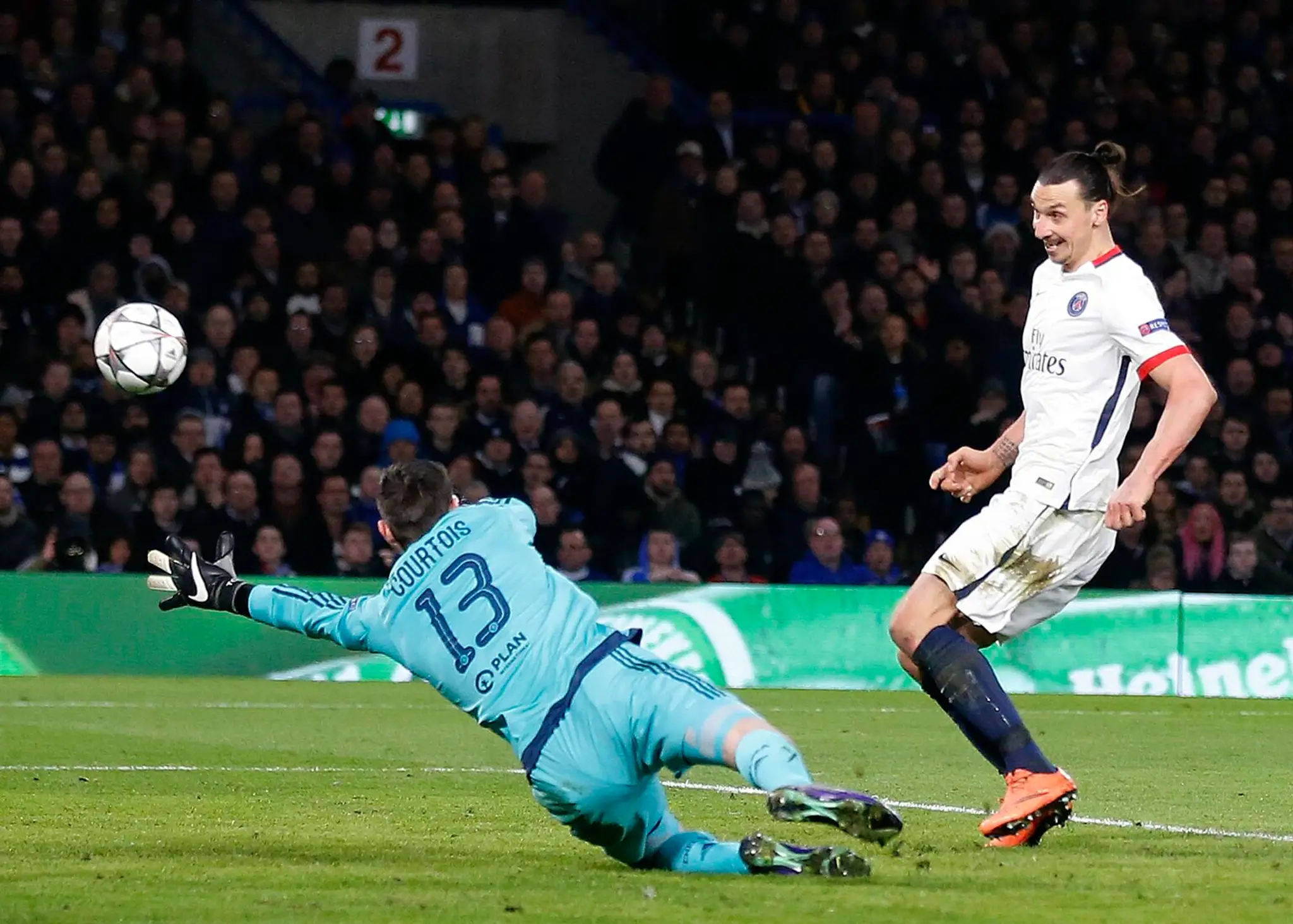 Zlatan Ibrahimovič strieľa gól Thibaultovi Courtoisovi.