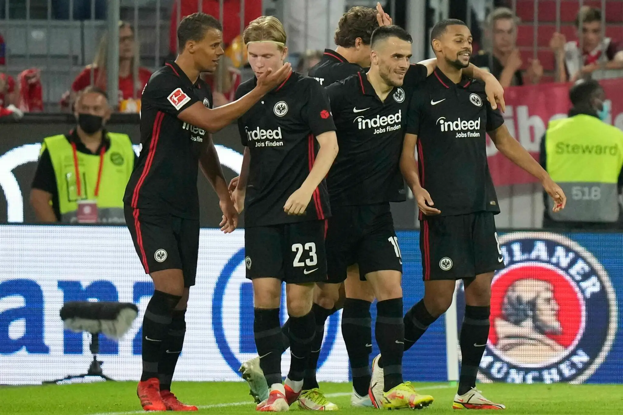 Hráči Frankfurtu oslavujú druhý gól v zápase proti Bayernu Mníchov.