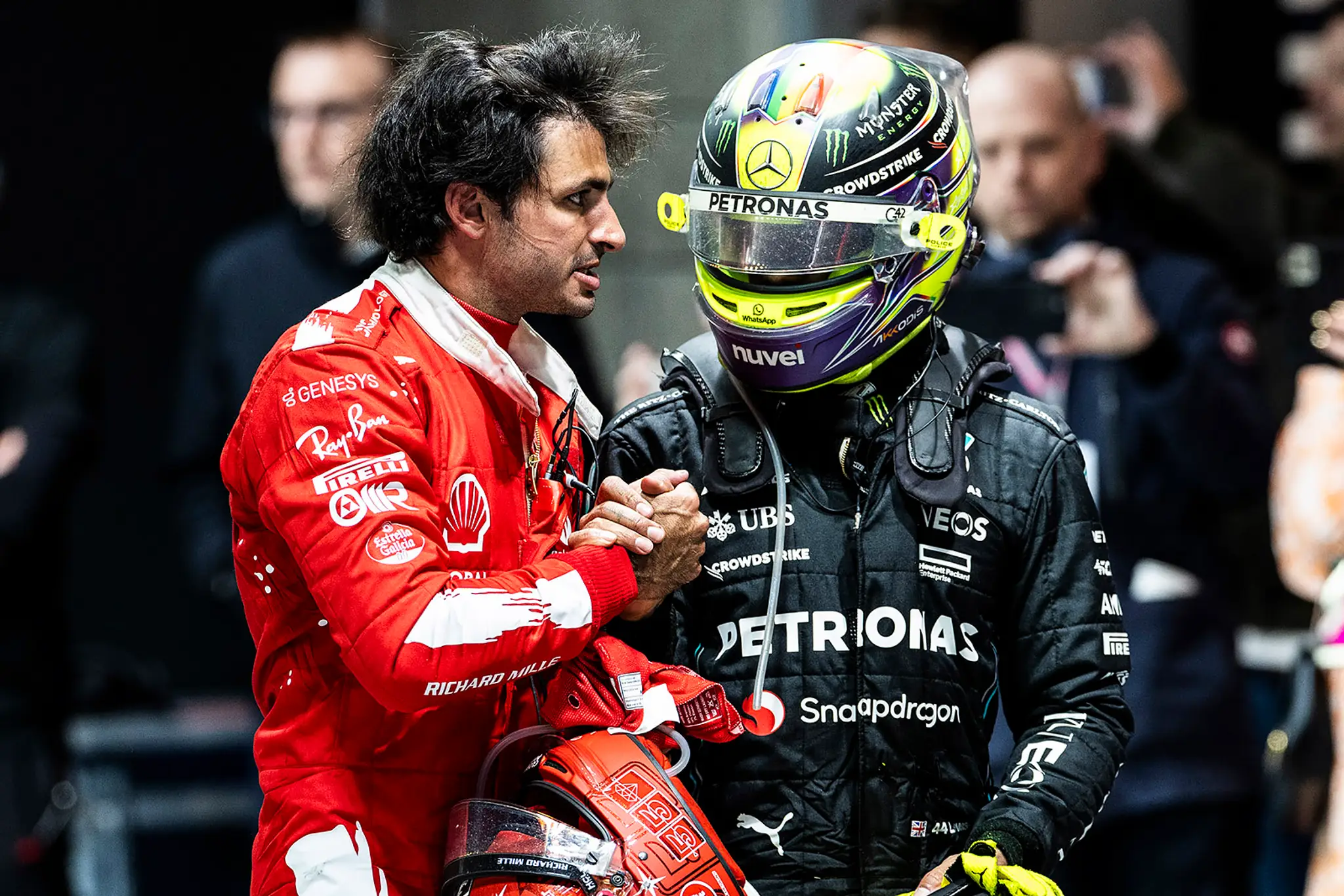 Carlos Sainz a Lewis Hamilton.
