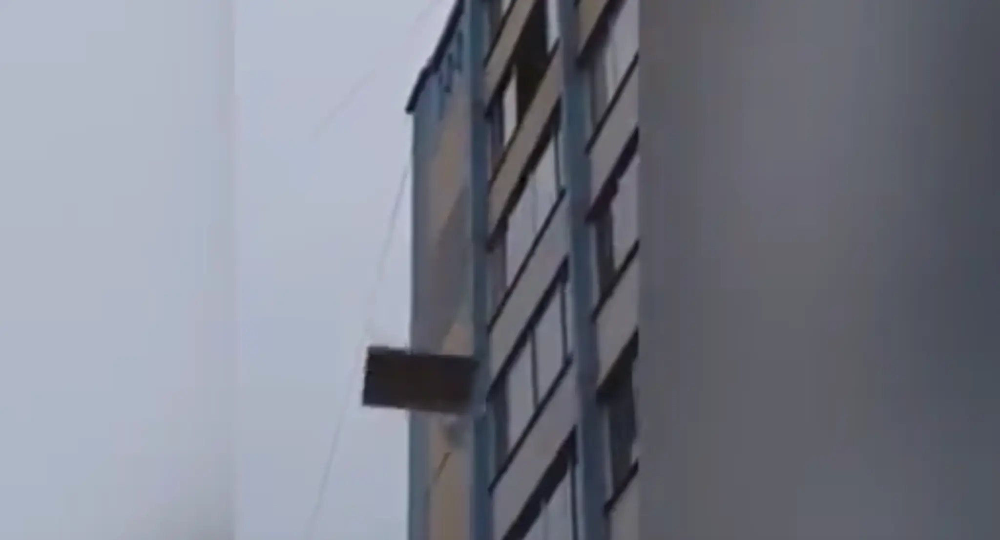 Vyhodil aj nábytok. 