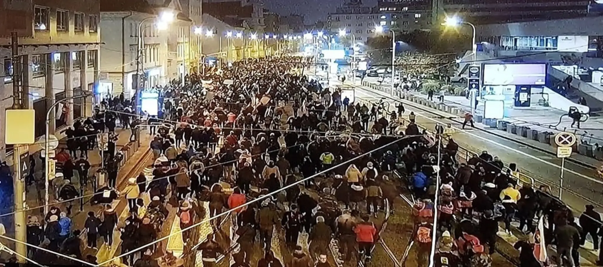 Pochod protestujúcich zo Šafárikovho námestia pred Úrad vlády.