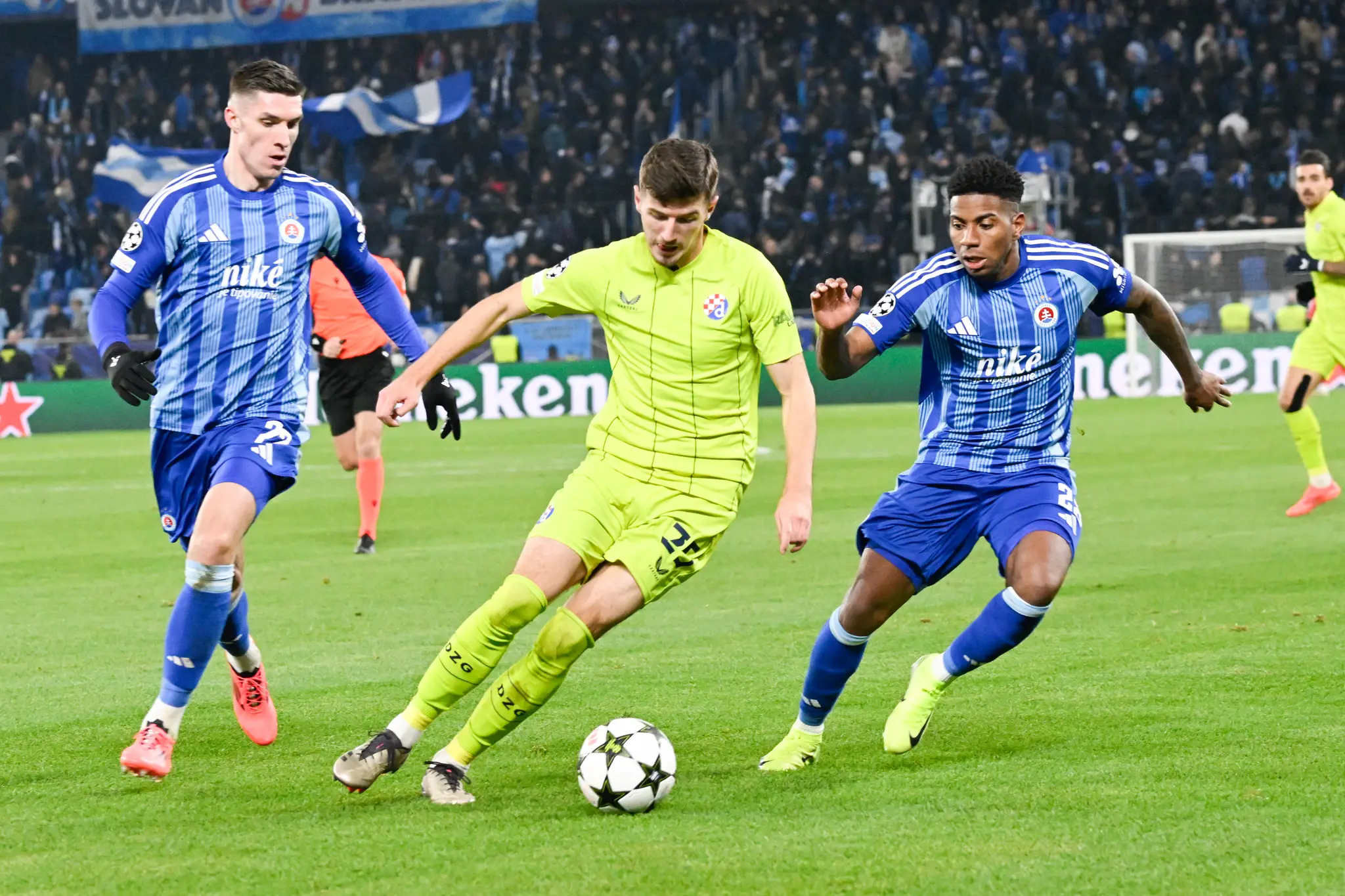 Na snímke uprostred Petar Sučič (Dinamo), vľavo Danylo Ignatenko a vpravo César Blackman (obaja Slovan)