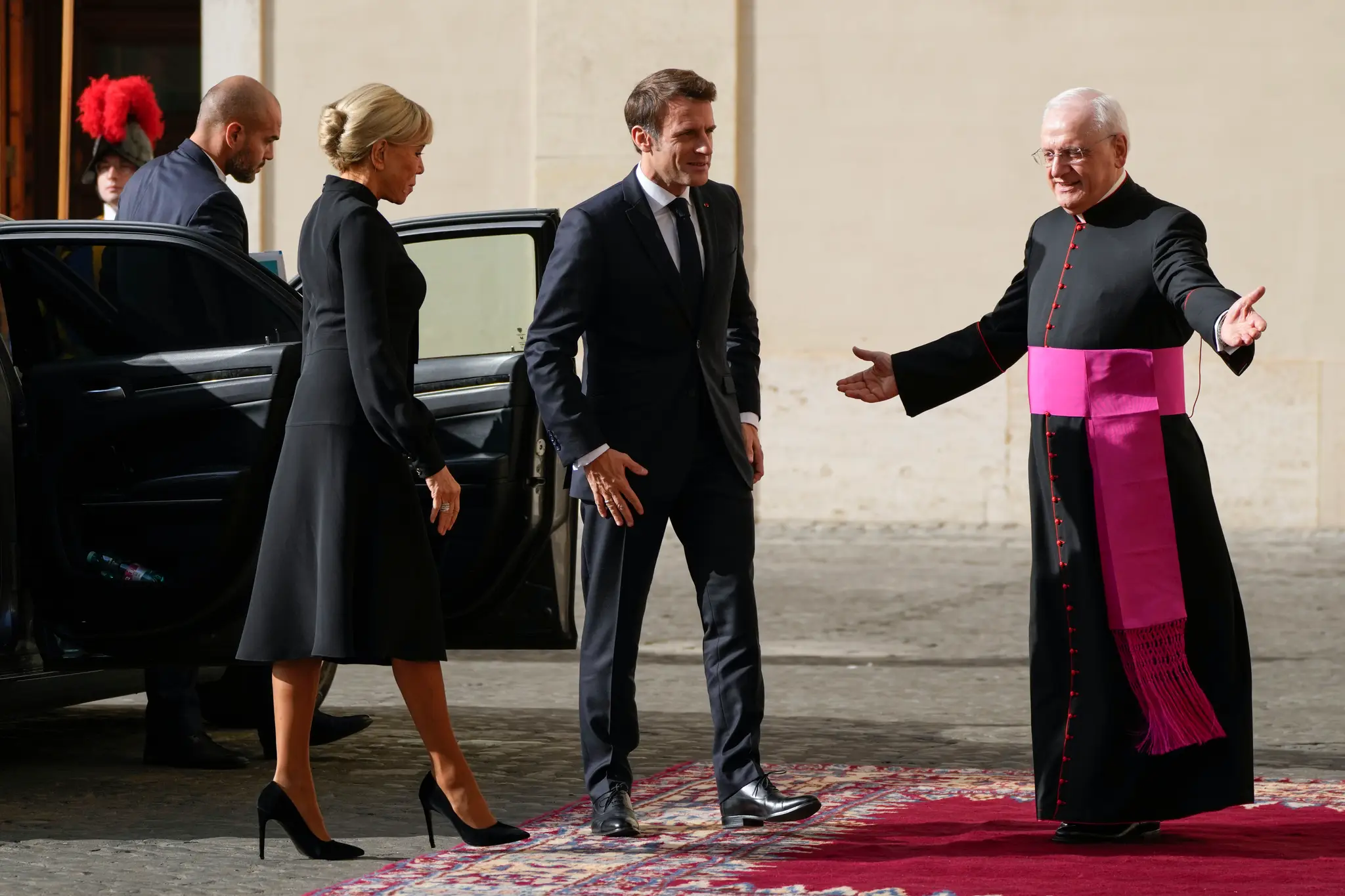 Sprava vedúci vatikánskeho protokolu monsignor Leonardo Sapienza, francúzsky prezident Emmanuel Macron a jeho manželka Brigitte.