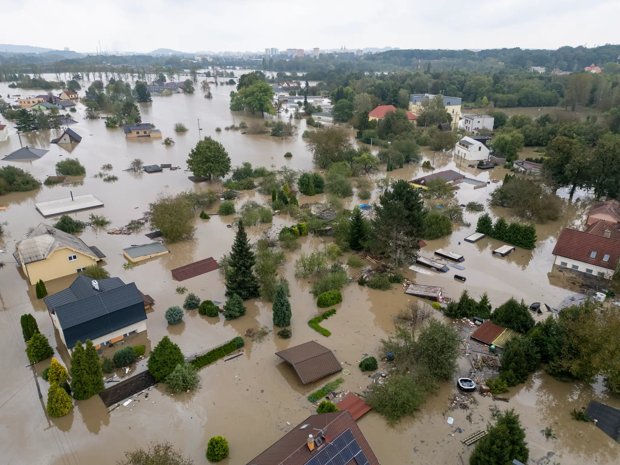 Na leteckej snímke zaplavené domy v Ostrave v pondelok 16. septembra 2024.