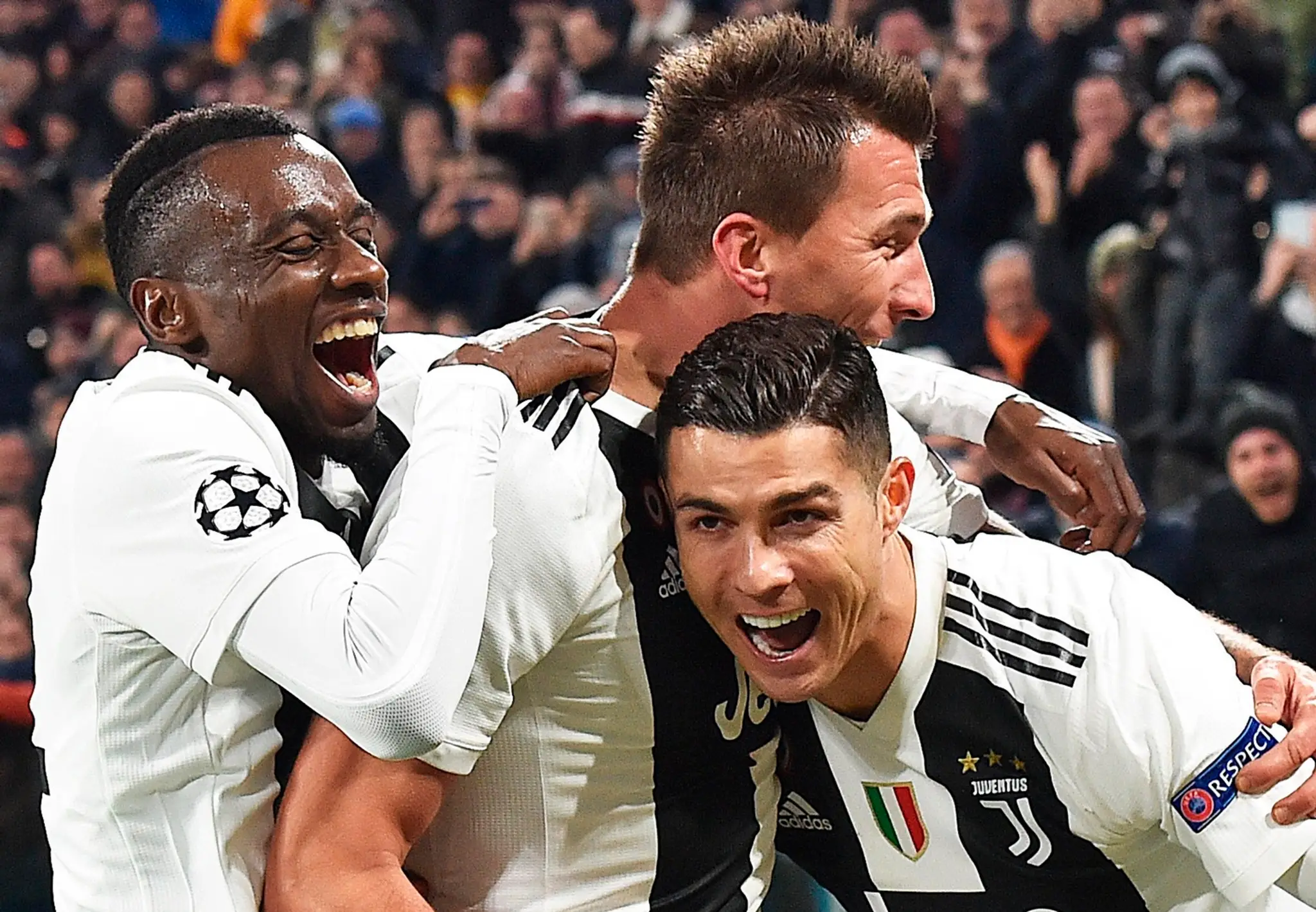 Mario Mandžukič oslavuje so spoluháčmi Blaisom Matuidim a Cristianom Ronaldom svoj gól.