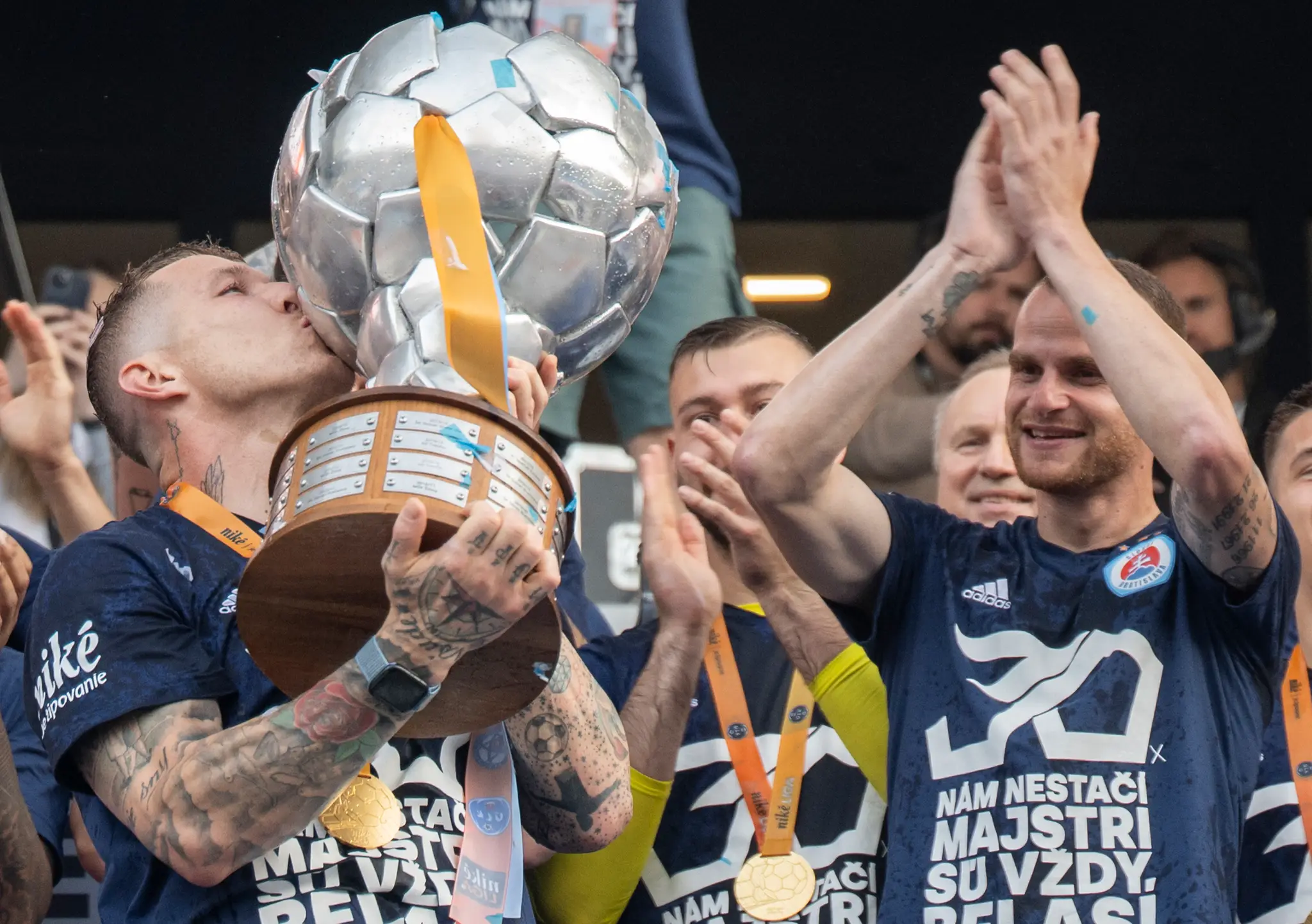 Na snímke futbalisti Slovana Bratislava, zľava Juraj Kucka a Lukáš Pauschek počas osláv.