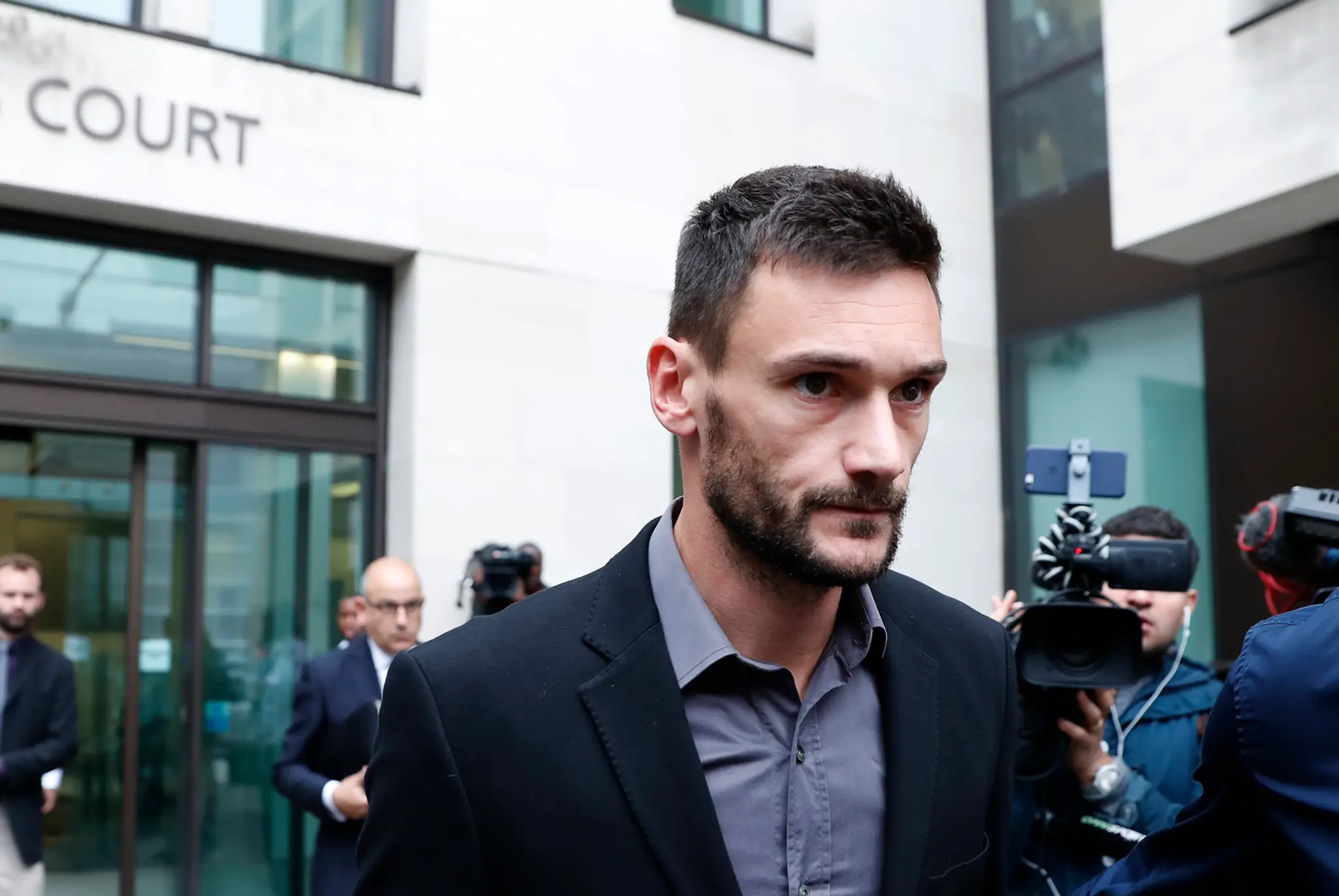 Francúzsky brankár v službách Tottenhamu Hugo Lloris opúšťa súd v Londýne.
