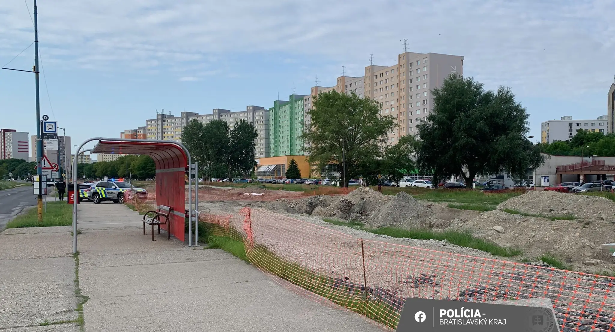 Uzatvorené okolie na Jantárovej ulici v bratislavskej Petržalke po náleze munície.