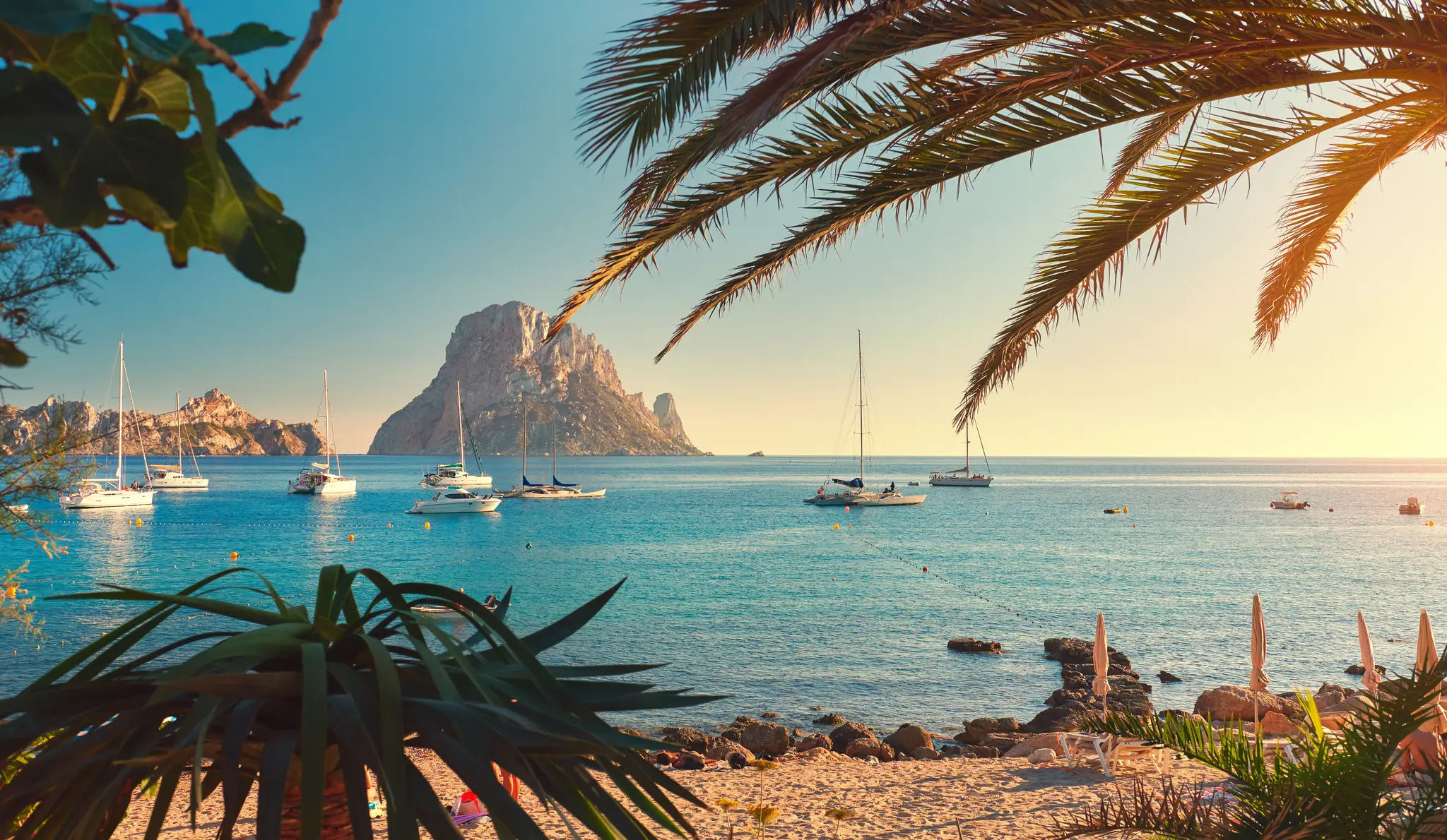 Pláž Cala d'Hort na Ibize.