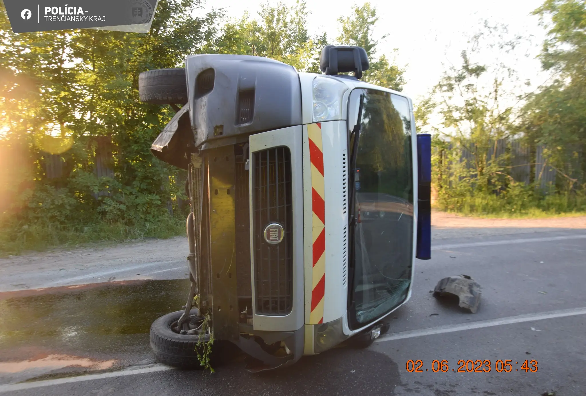 Prevrátená sanitka na ceste.