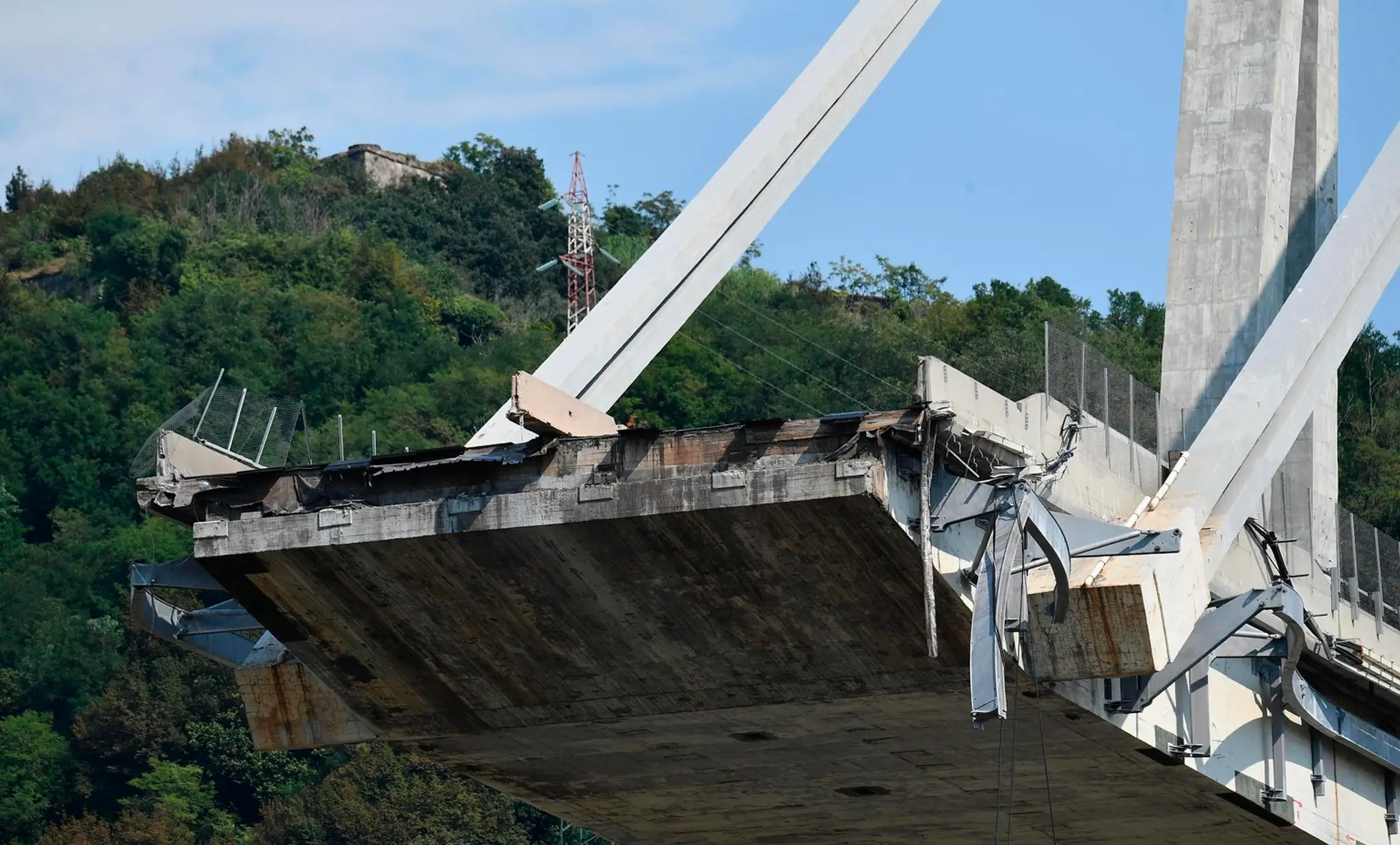 Pohľad na torzo diaľničného mosta Morandi v Janove.