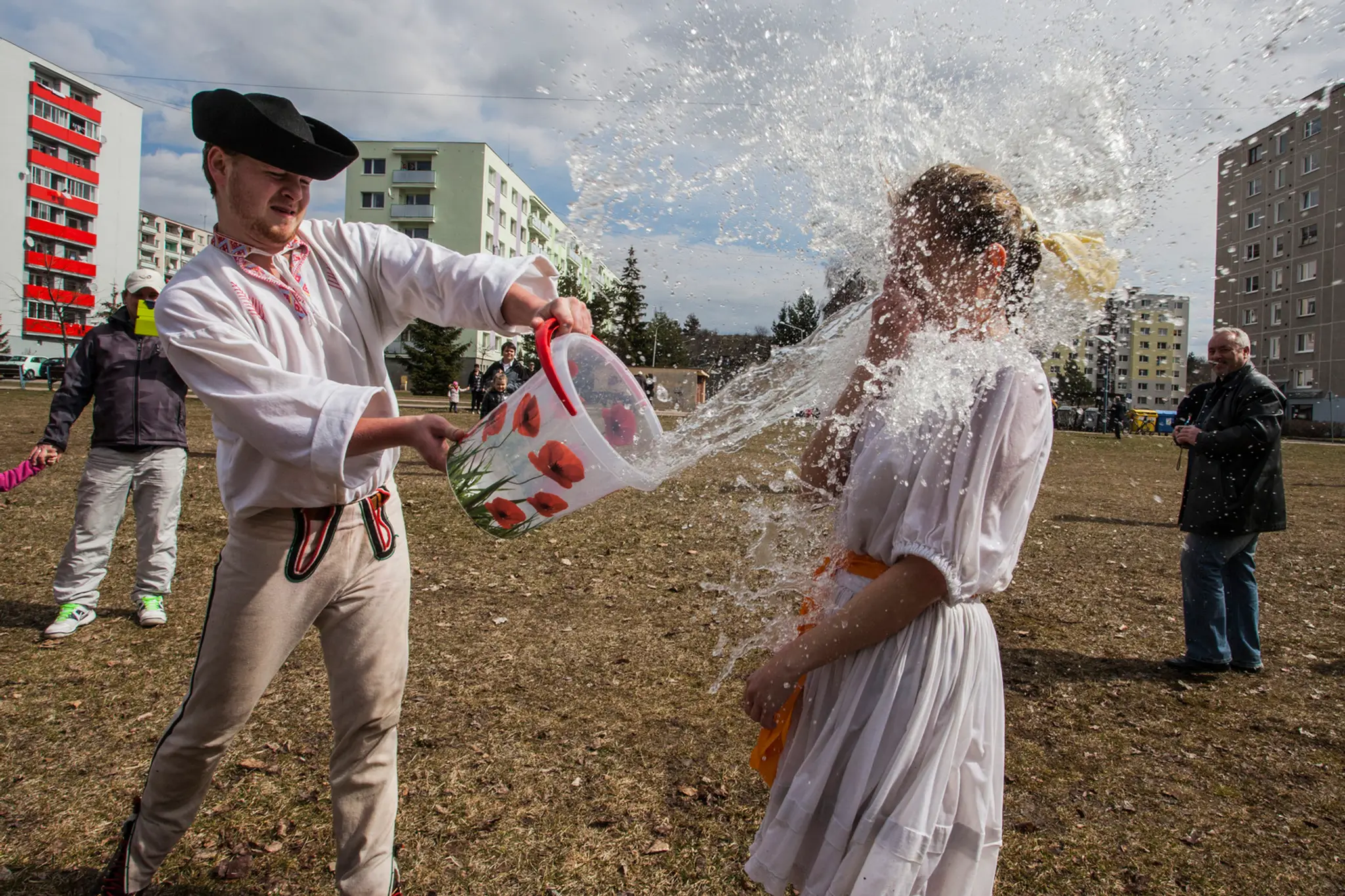 Členovia folklórneho súboru Váh počas veľkonočnej oblievačky v Liptovskom Mikuláši.