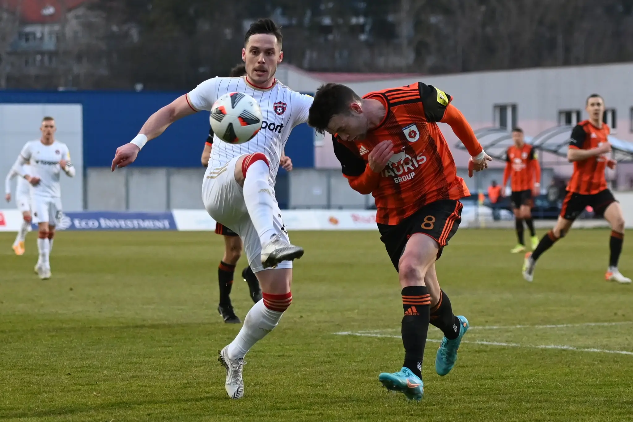 Zľava Trnavčan Martin Bukata a Kristóf Domonkos z Ružomberka v zápase 3. kola nadstavbovej časti Fortuna ligy.