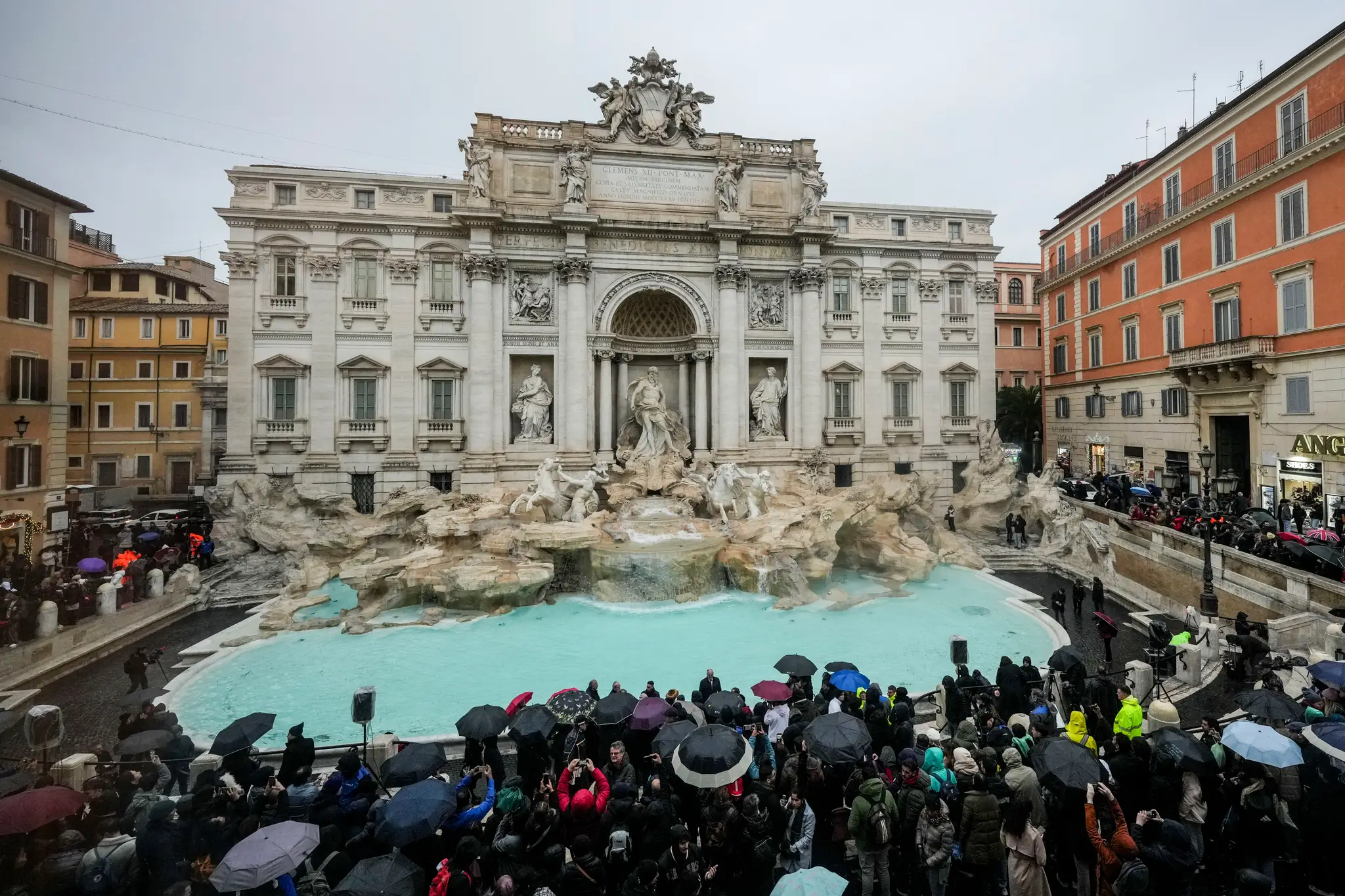Znovuotvorenie Fontány di Trevi