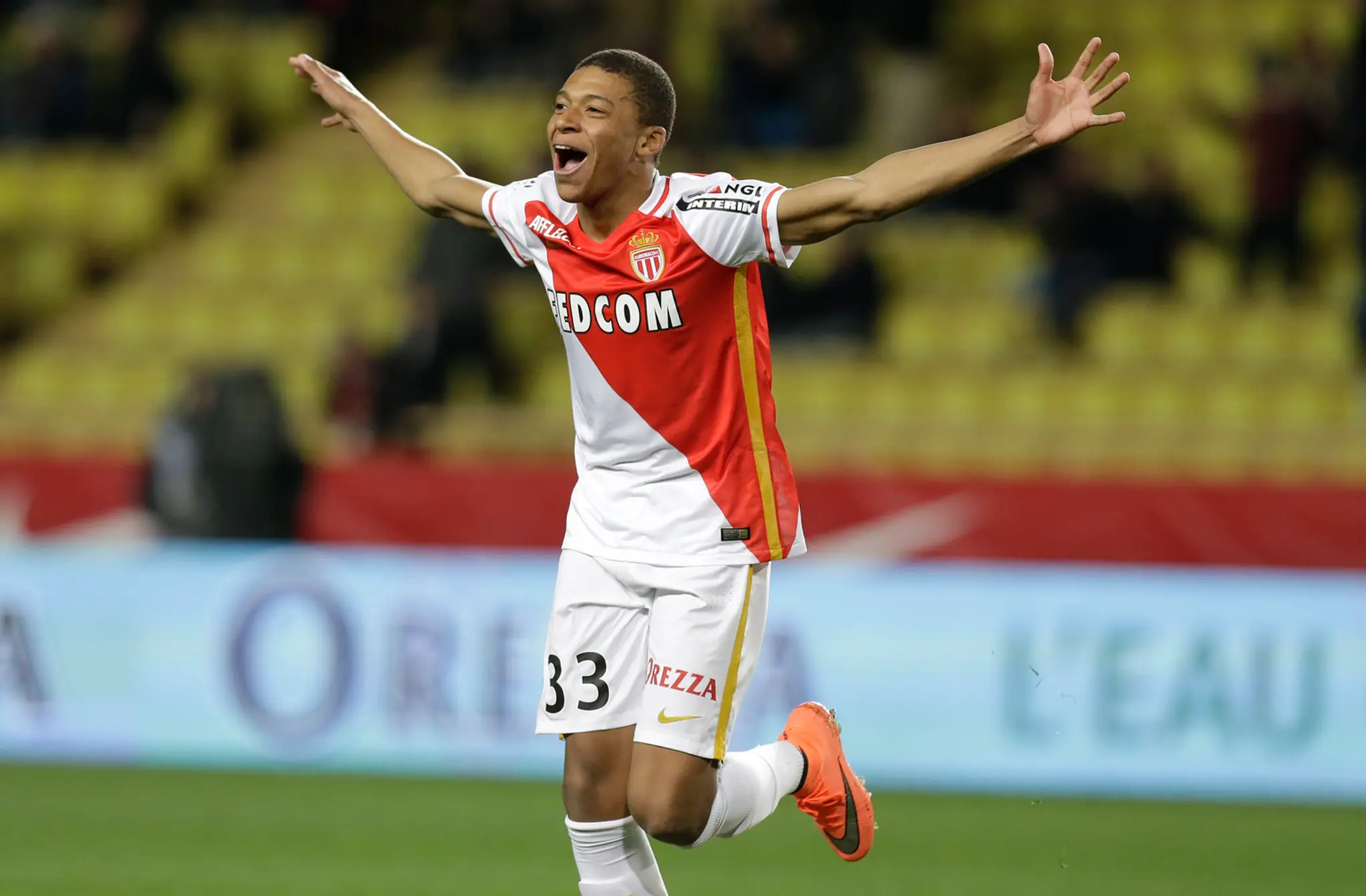 Kylian Mbappé z Monaca oslavuje gól v lige proti Troyes.