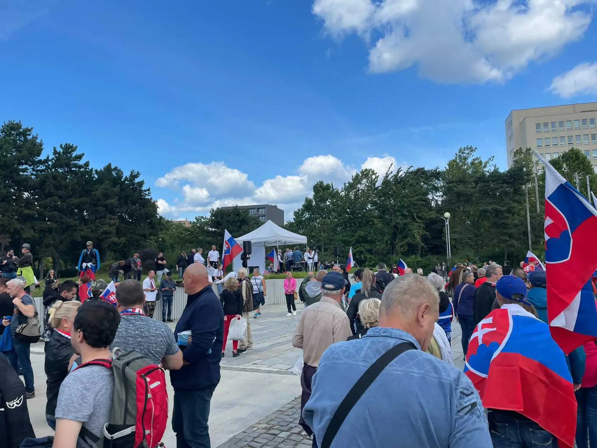 Protestujúci pred Úradom vlády SR