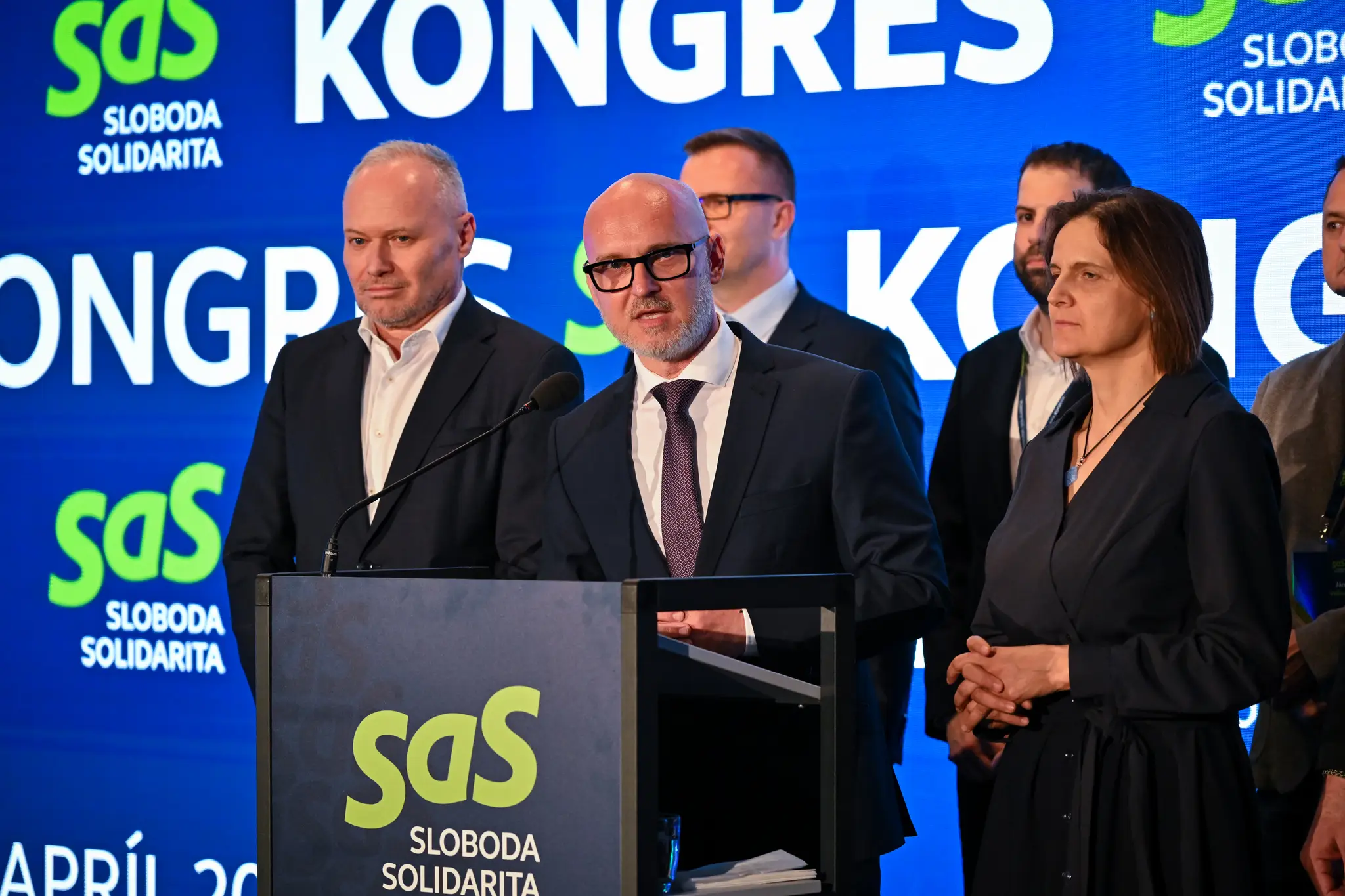 V popredí zľava člen strany Sloboda a Solidarita (SaS) Roman Foltin, predseda SaS Branislav Gröhling a členka strany SaS Mária Kolíková po skončení kongresu strany.