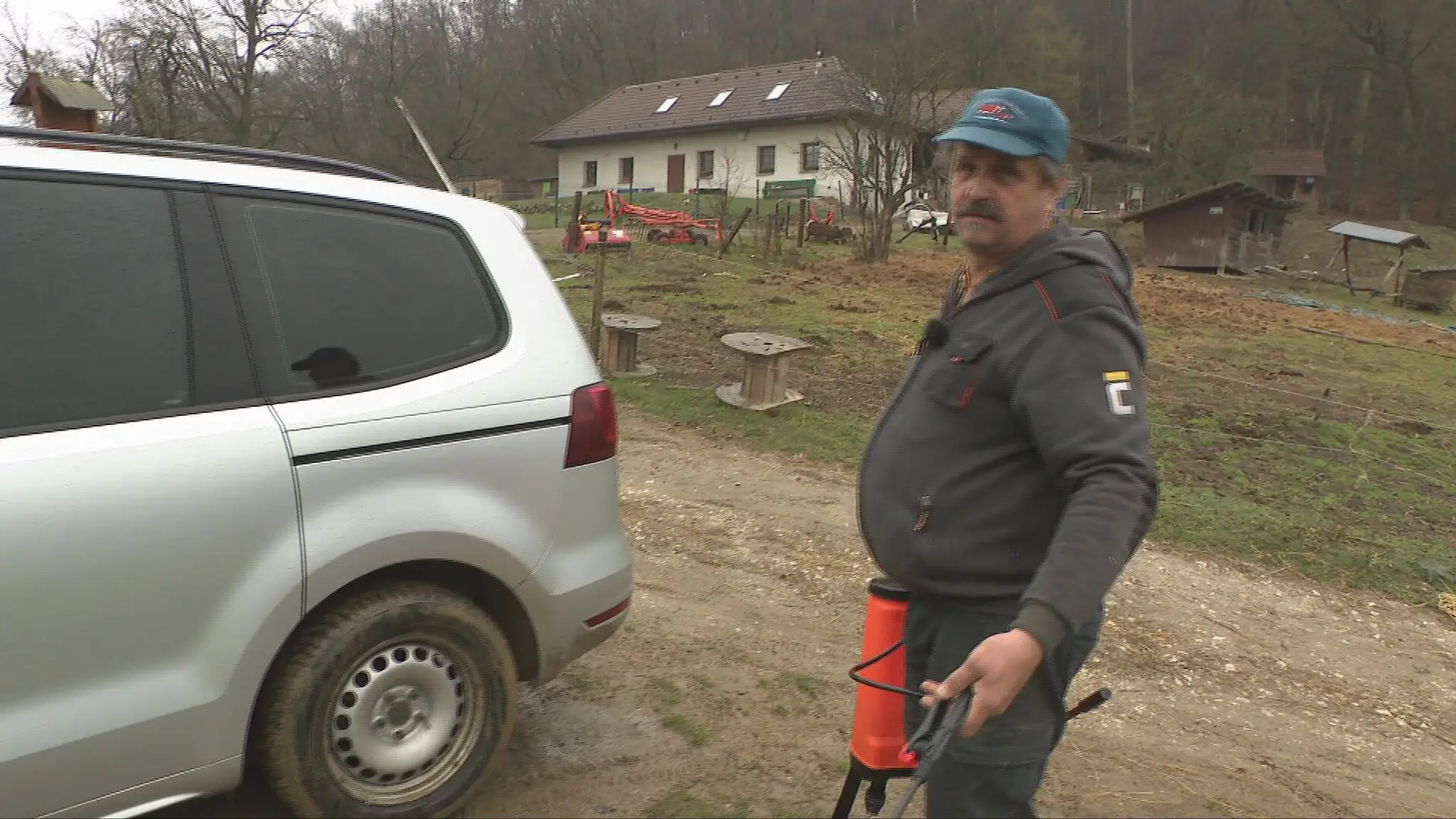 Martin Bagar dezinfikuje kolesá auta.