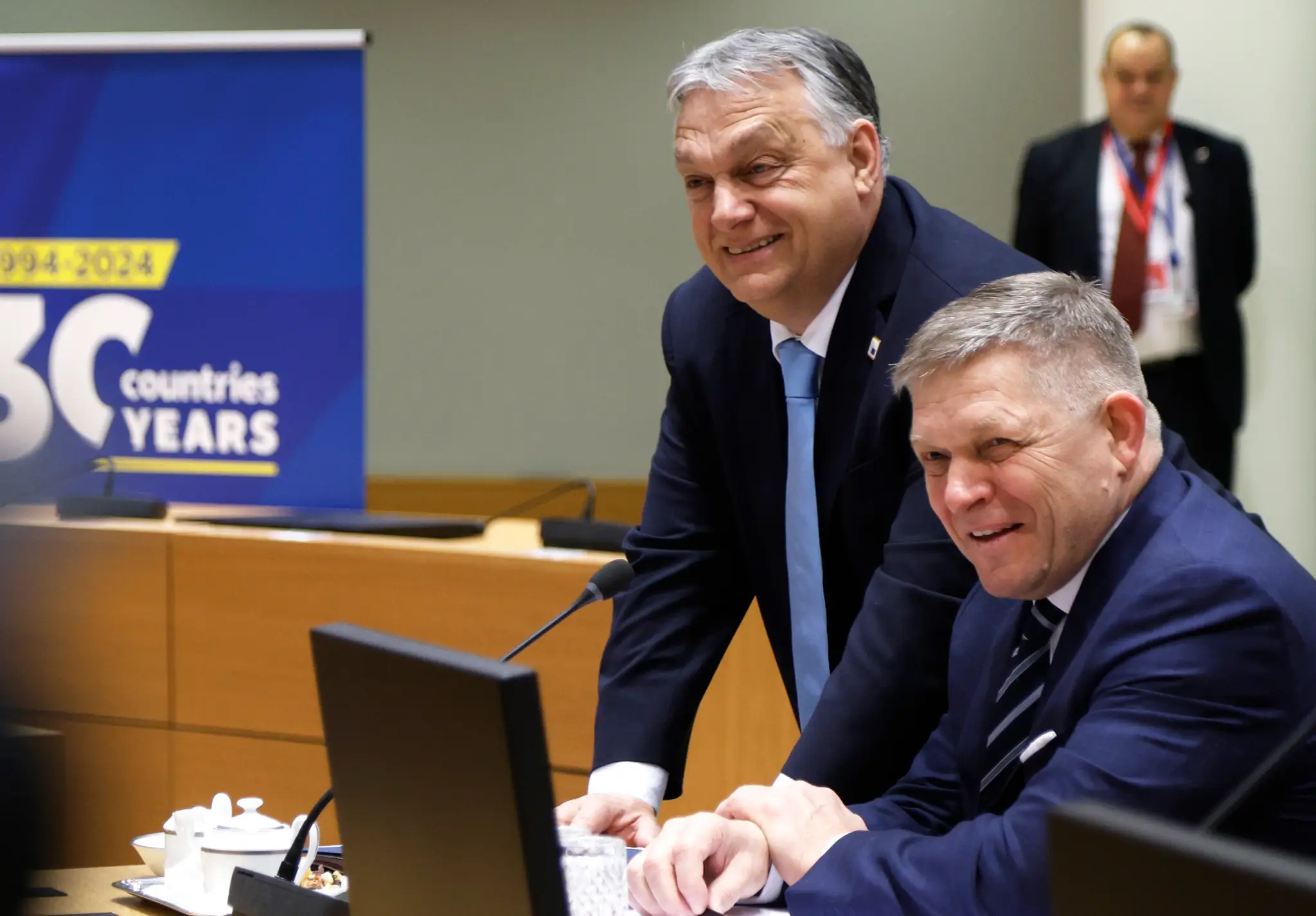 Slovenský premiér Robert Fico (vpravo) a maďarský premiér Viktor Orbán sa usmievajú počas summitu EÚ v Bruseli.