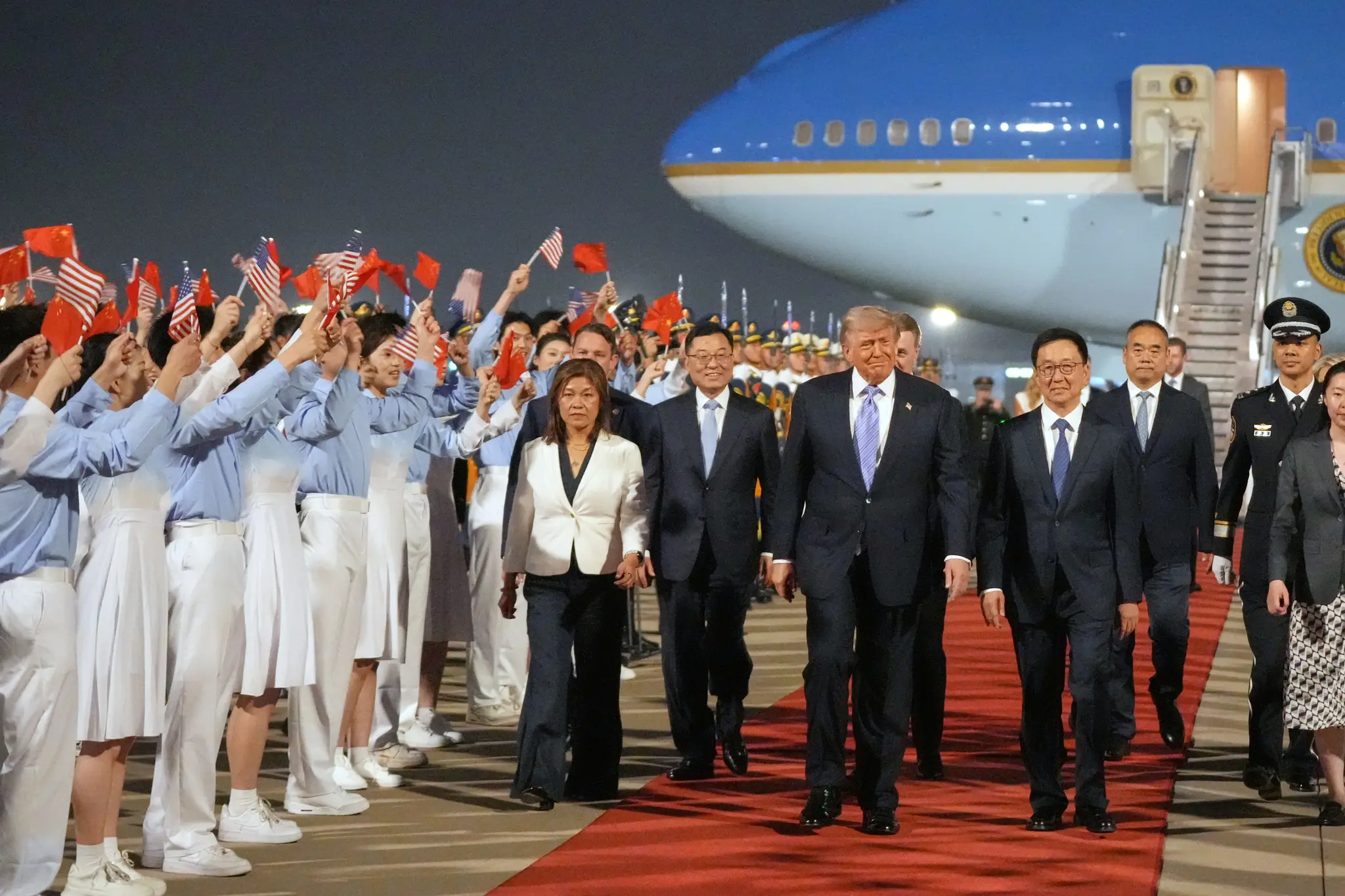 Americký prezident Donald Trump a čínsky viceprezident Chan Čeng sa rozprávajú počas uvítacieho ceremoniálu na letisku v Pekingu.