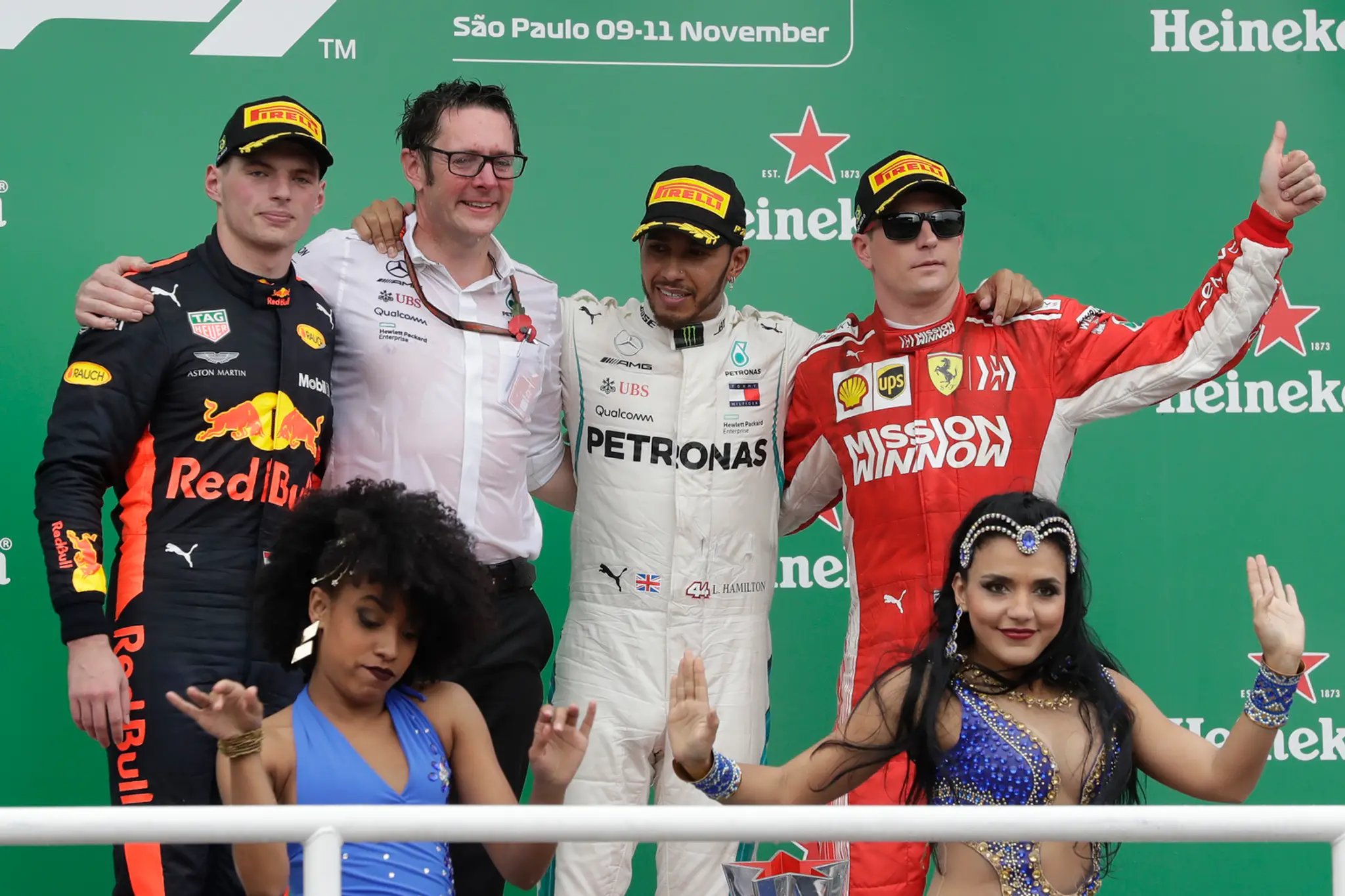 Max Verstappen, (Red Bull) Lewis Hamilton (Mercedes) Kimi Raikkonen (Ferrari) na stupňoch pre víťazov po VC Brazílie.