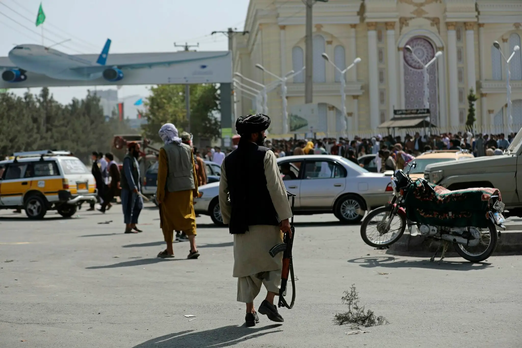 Bojovníci islamistického hnutia Taliban hliadkujú pred Medzinárodným letiskom Hámida Karzaja v Kábule.