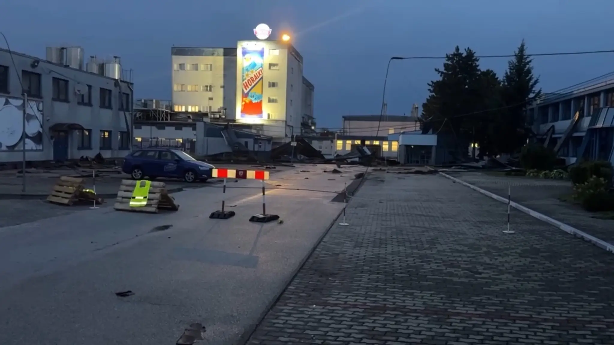 Spúšť po búrke v budove firmy v Seredi.