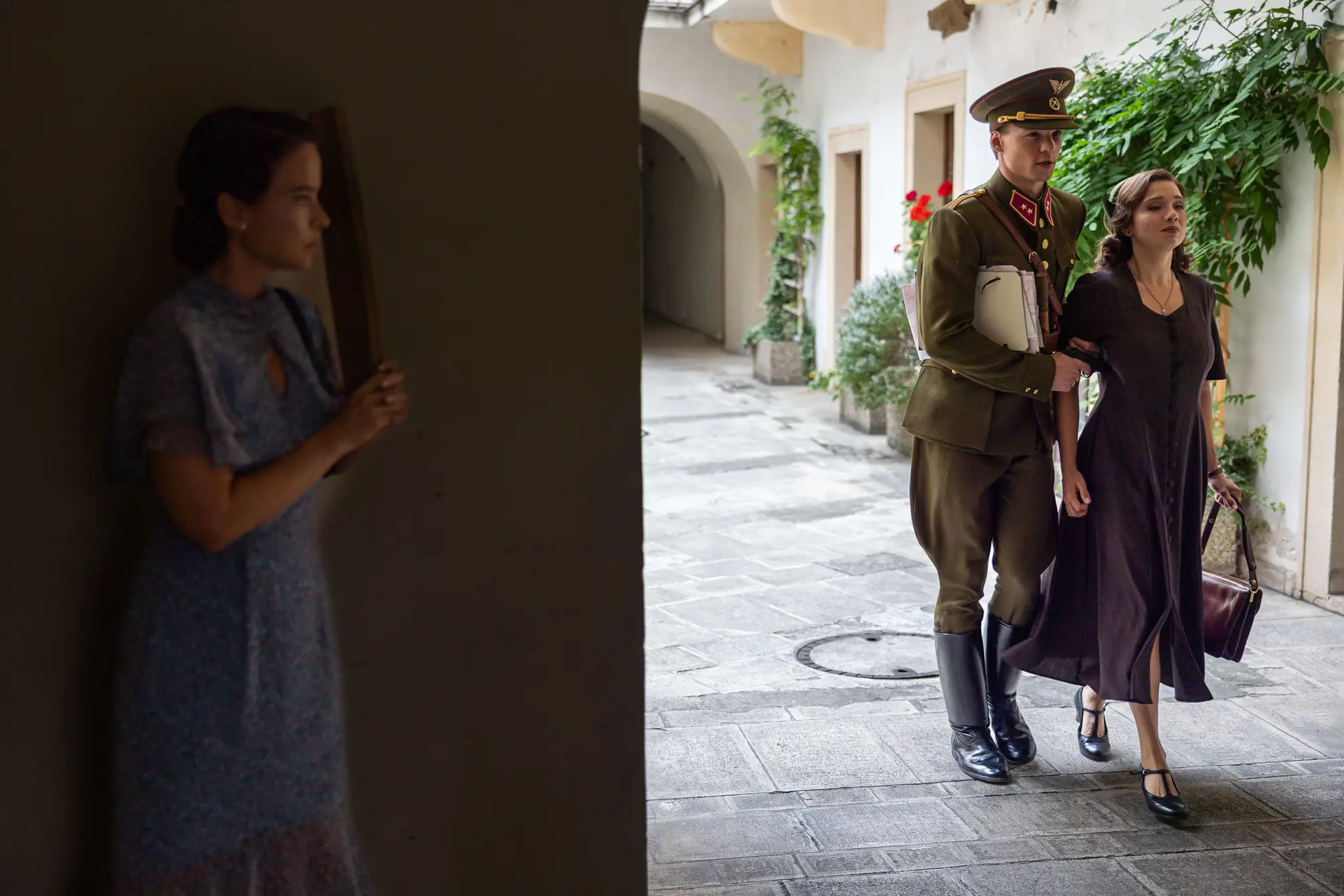 Kristína Svarinská, Jakub Švec a Lesana Krausková v seriáli Dunaj, k vašim službám