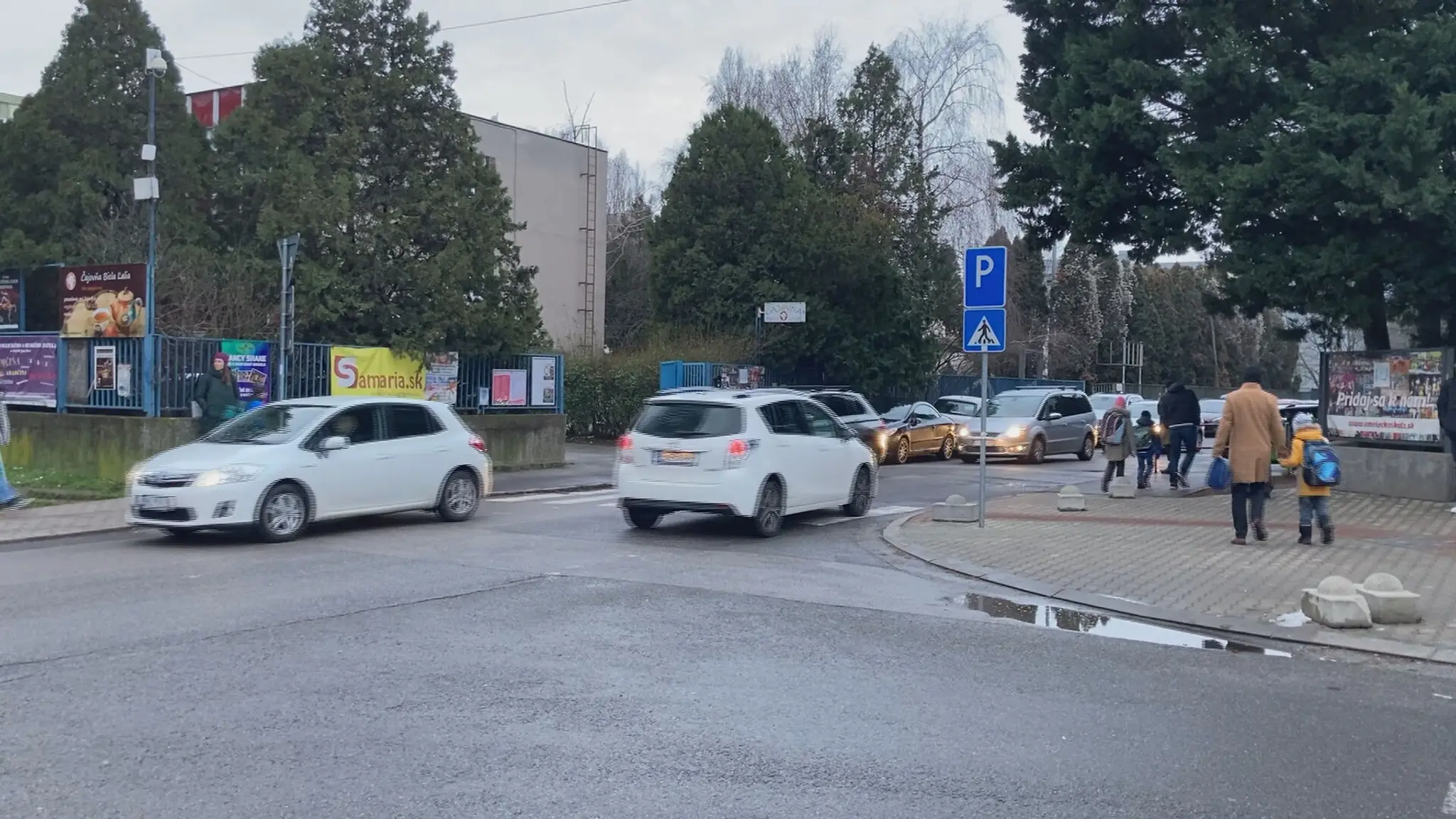Doprava pred školou.
