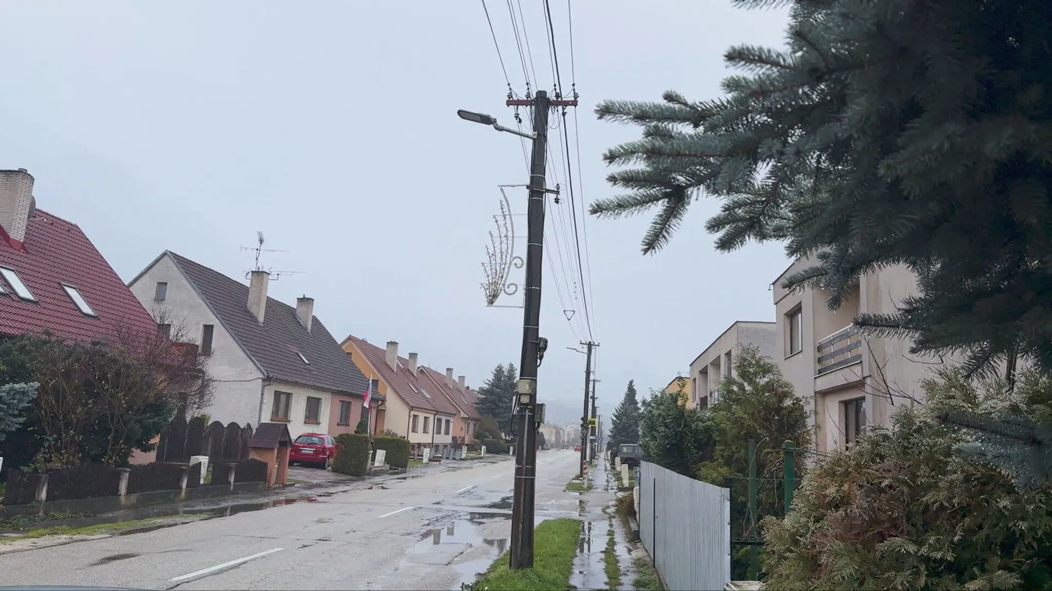 Sokolovce majú vianočnú výzdobu po celý rok.