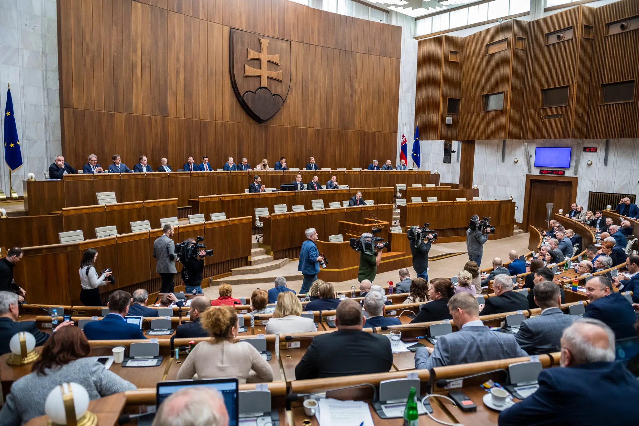 Poslanci schválili zmenu ústavy v súvislosti s predčasnými voľbami.