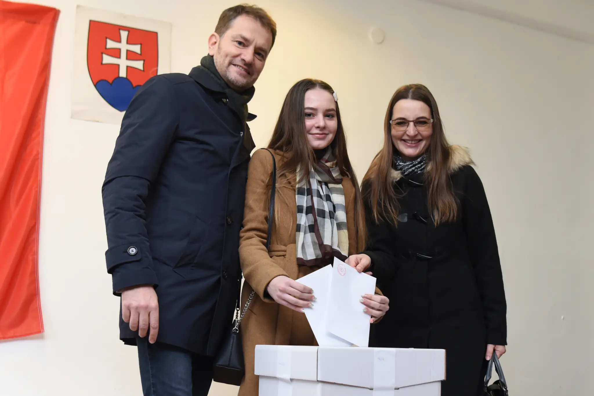 Zľava Igor Matovič, jeho dcéra Klára a manželka Pavlína vhadzujú obálky do volebnej schránky vo voľbách do Národnej rady SR v Trnave 29. februára 2020.
