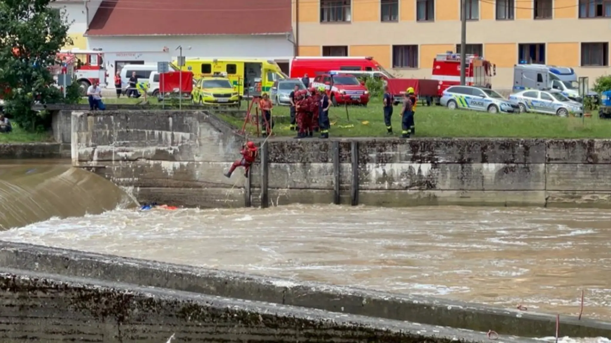 V Česku na Sázave sa prevrátil raft s deťmi.