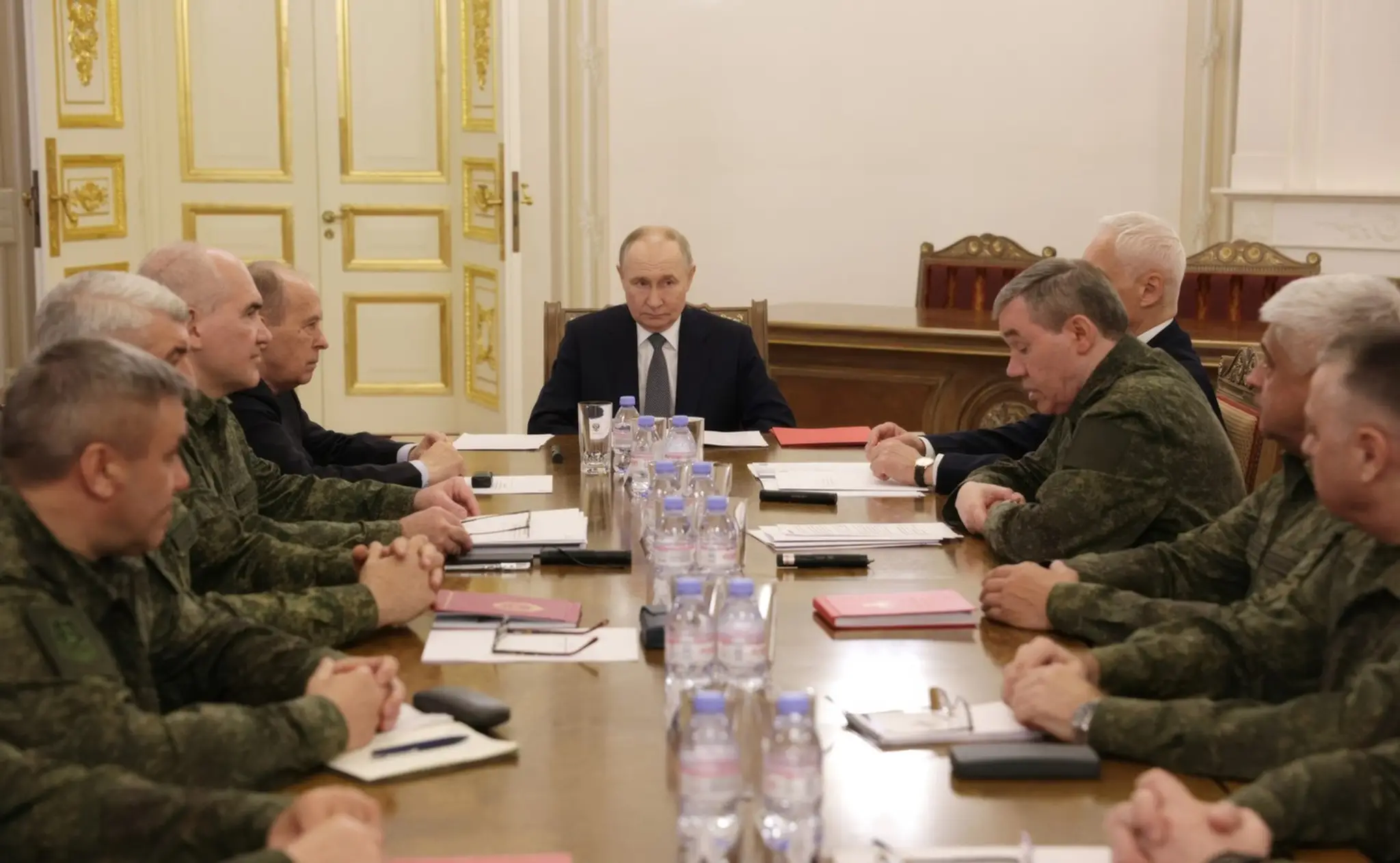 Vladimir Putin na stretnutí s vrchným velením ruskej armády.