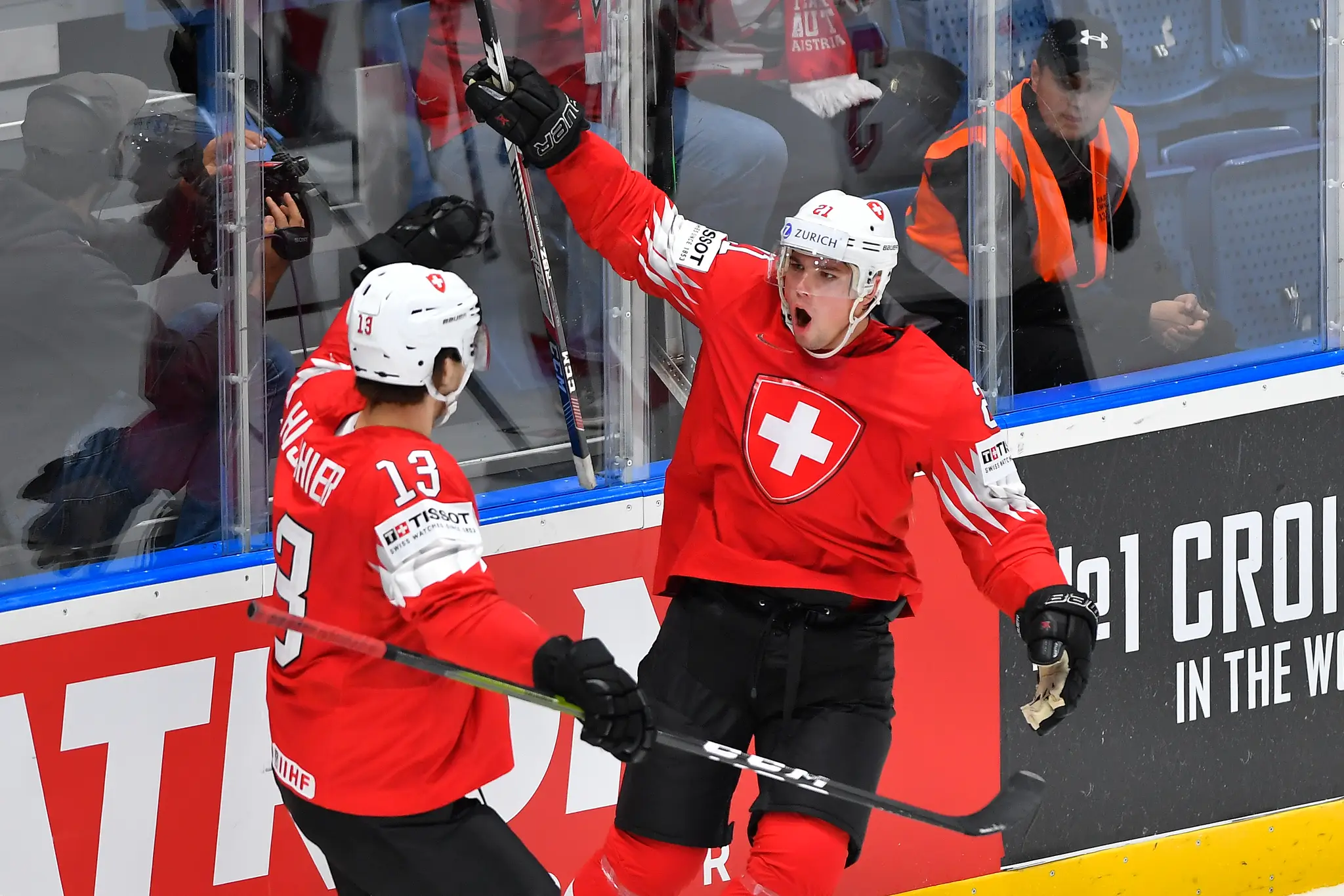 Na snímke vľavo Nicho Hischier a Kevin Fiala.