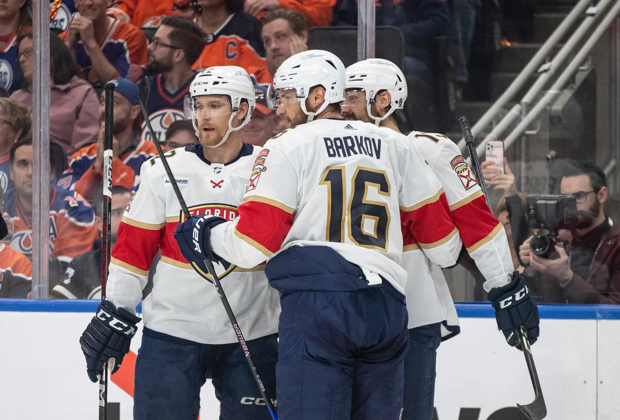 Hráči Gustav Forsling (42), Aleksander Barkov (16) a Sam Reinhart (13) z Floridy sa radujú z gólu v treťom zápase finále NHL proti Edmontonu.