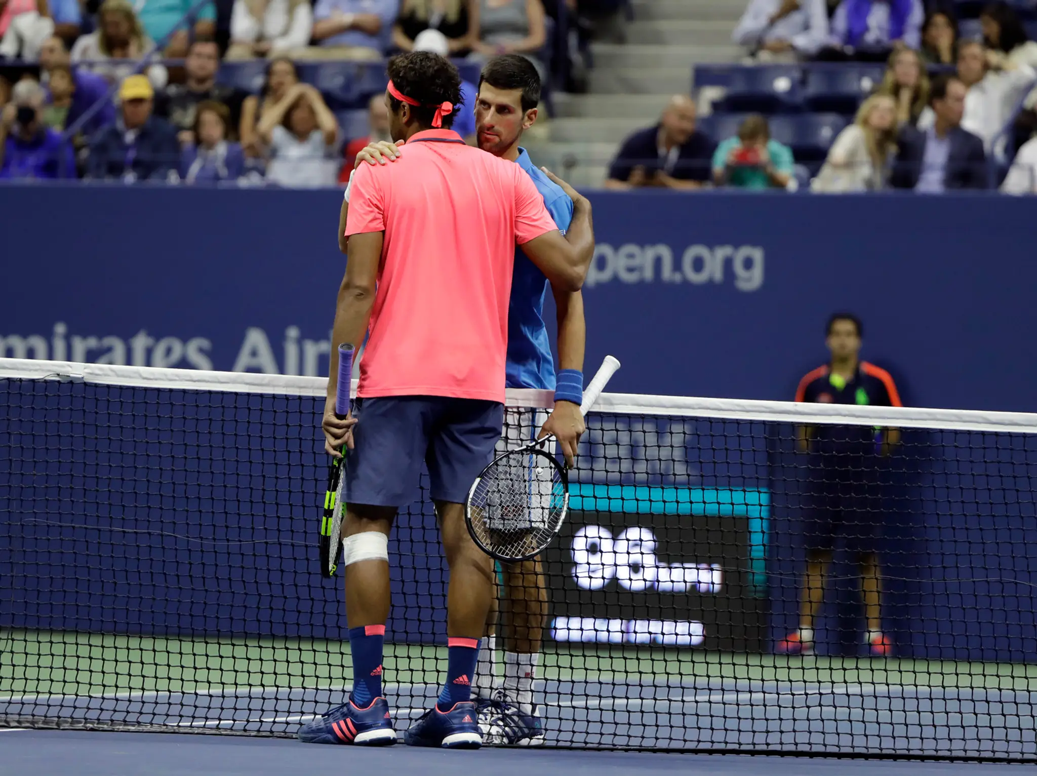 Jo-Wilfried Tsonga gratuluje k víťazstvu Novakovi Djokovičovi vo štvrťfinále US Open.