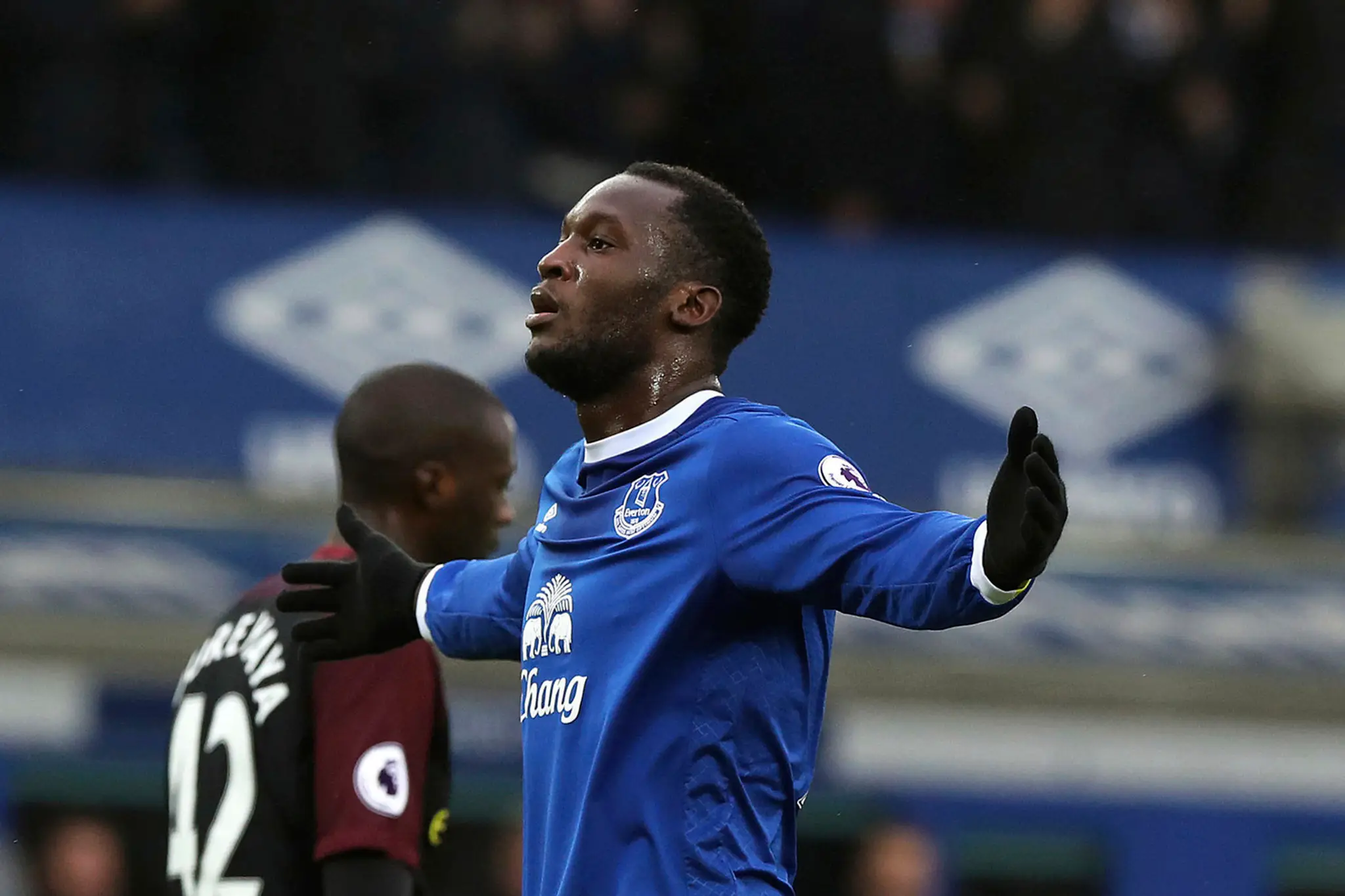 Hráč Evertonu Romelu Lukaku oslavuje svoj úvodný gól.