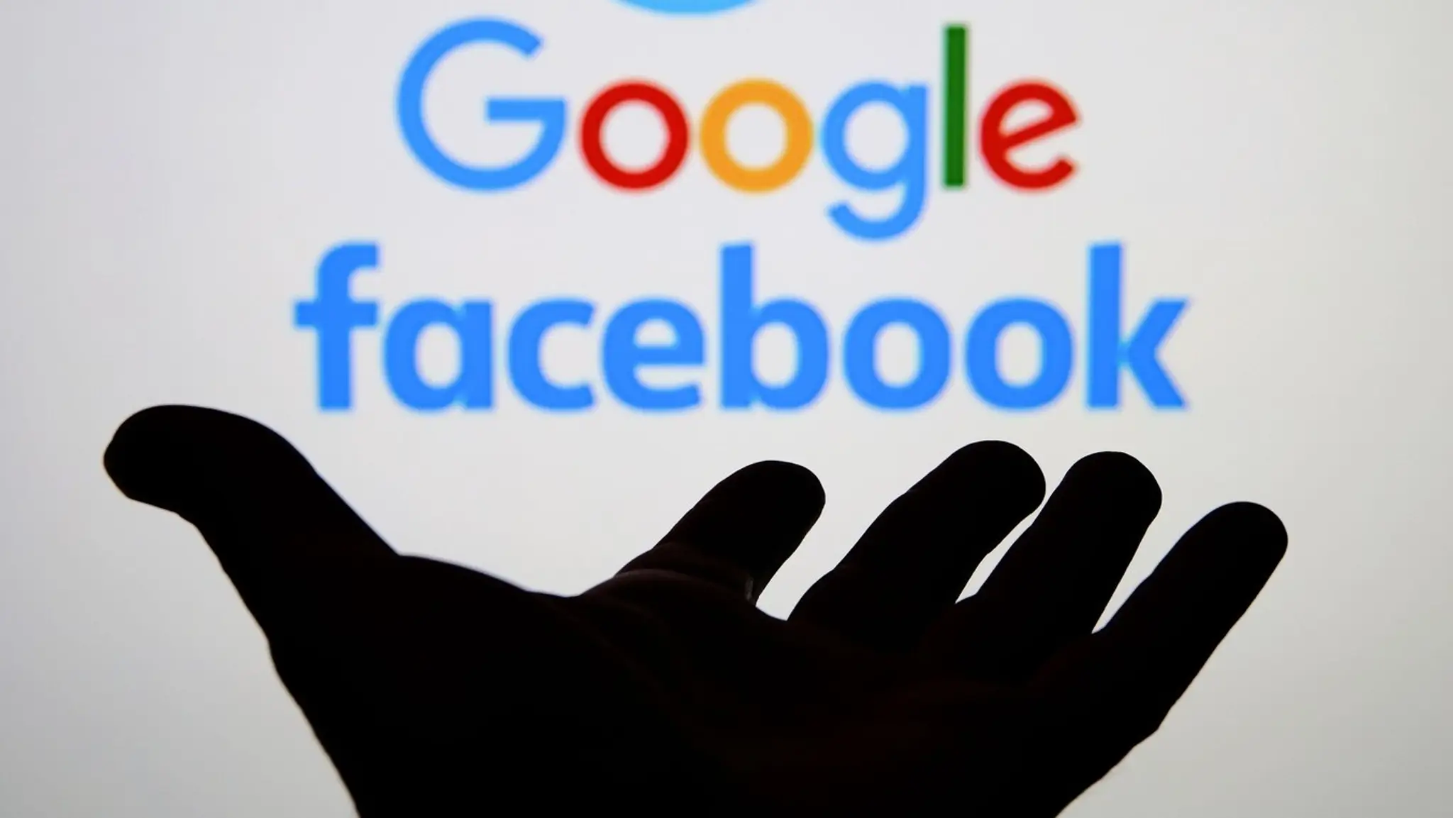 Google, Facebook, podvodník (ilustračná snímka)